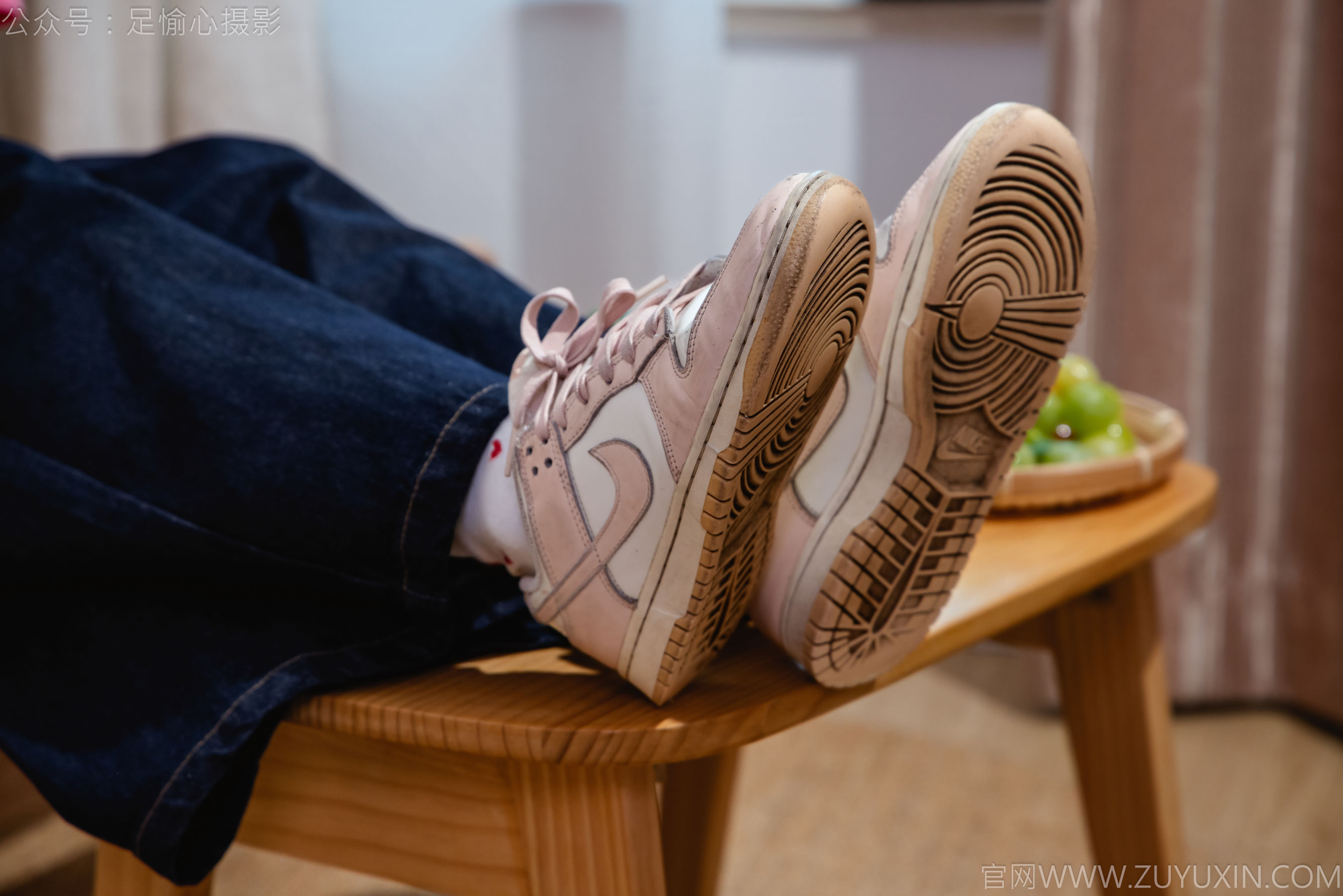 足愉心 No.018 奶芙 （搭配：粉色T恤、牛仔长裤、运动鞋、白色棉袜、裸足）/(110P)