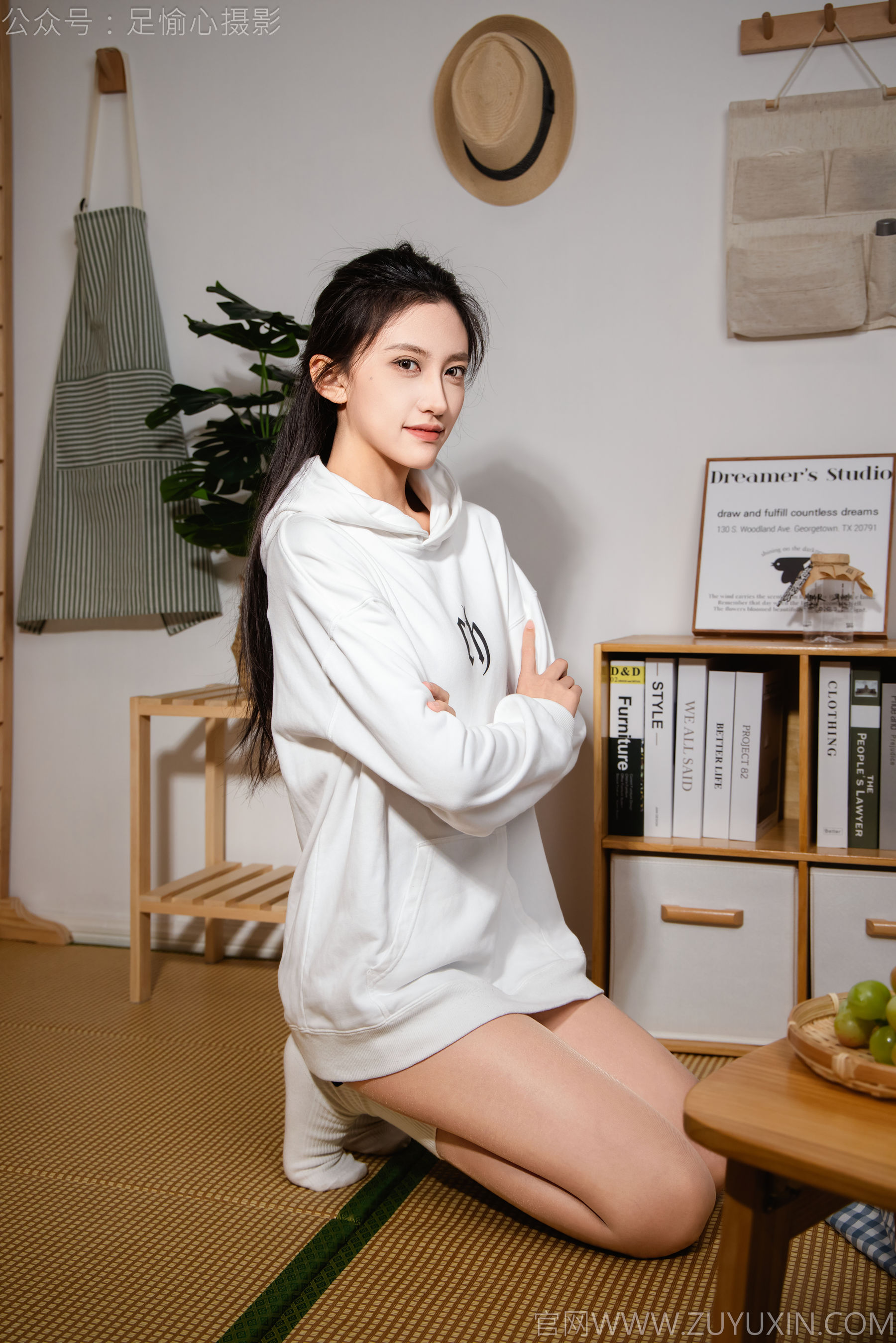 足愉心 No.022 可乐 （搭配：白色卫衣、黑色打底裤、运动鞋、肉丝色袜、白色长筒棉袜）/(110P)