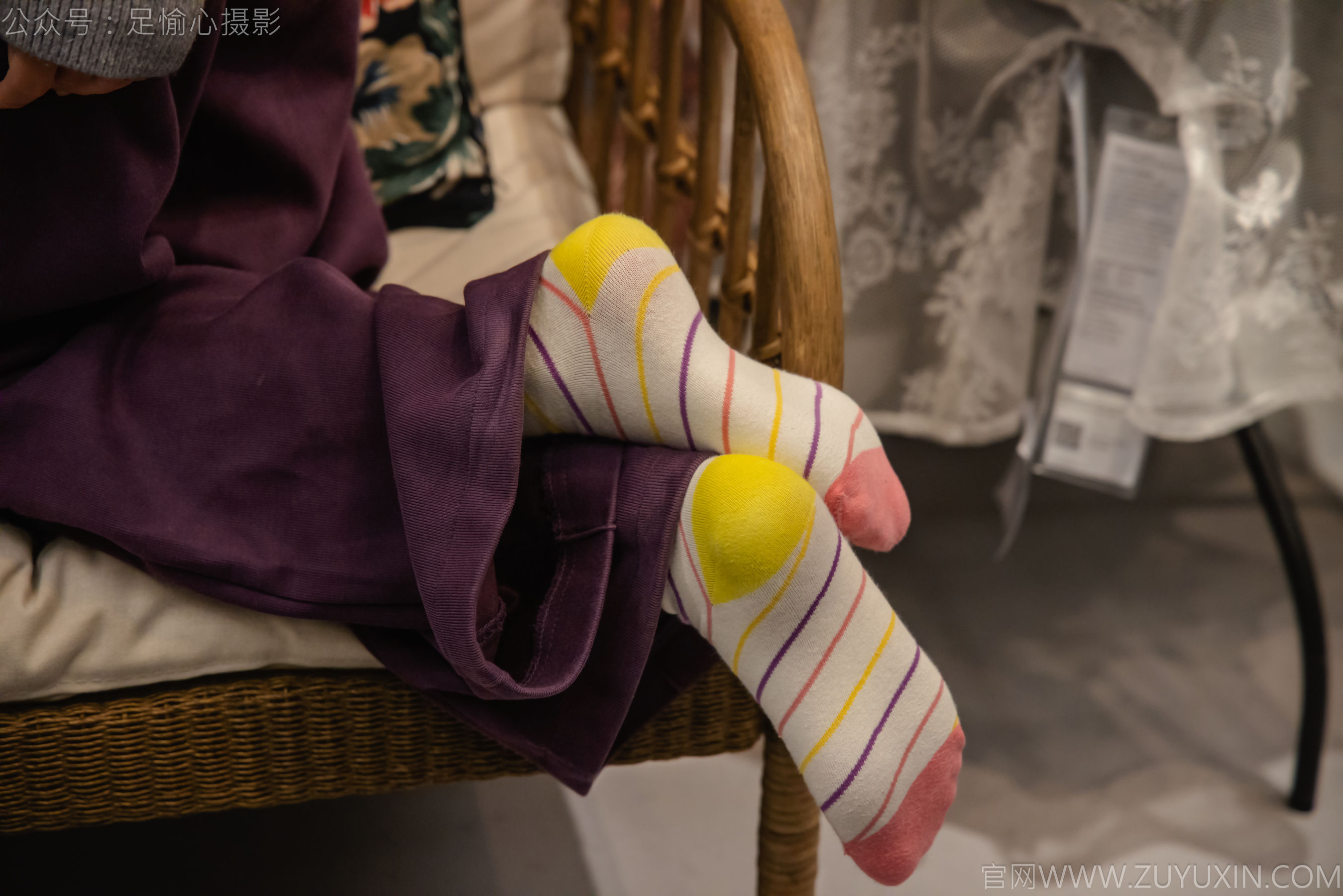 足愉心 No.016 软软 （搭配：灰色线套、紫色长裤、帆布鞋、卡通棉袜、裸足）/(110P)