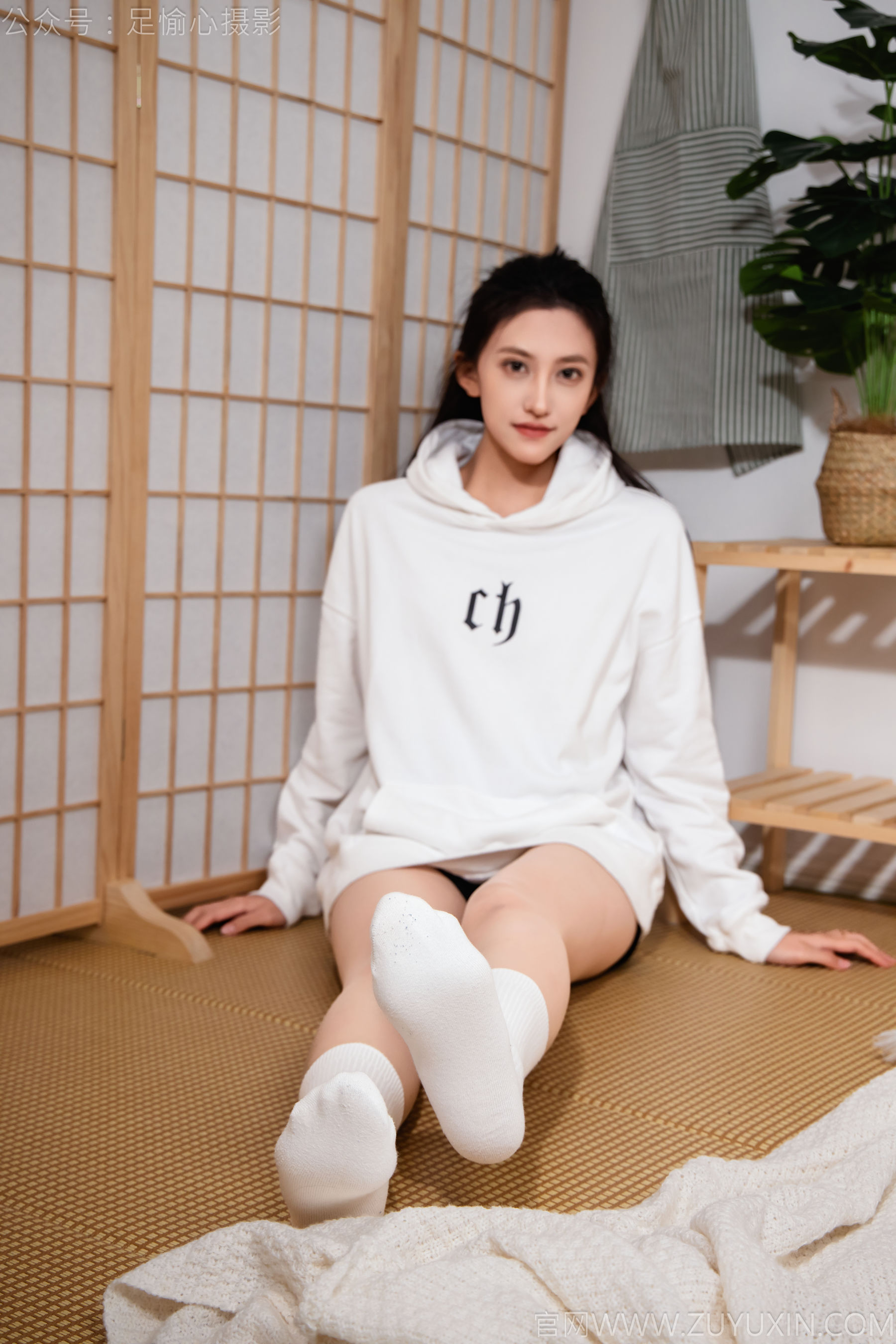 足愉心 No.022 可乐 （搭配：白色卫衣、黑色打底裤、运动鞋、肉丝色袜、白色长筒棉袜）/(110P)