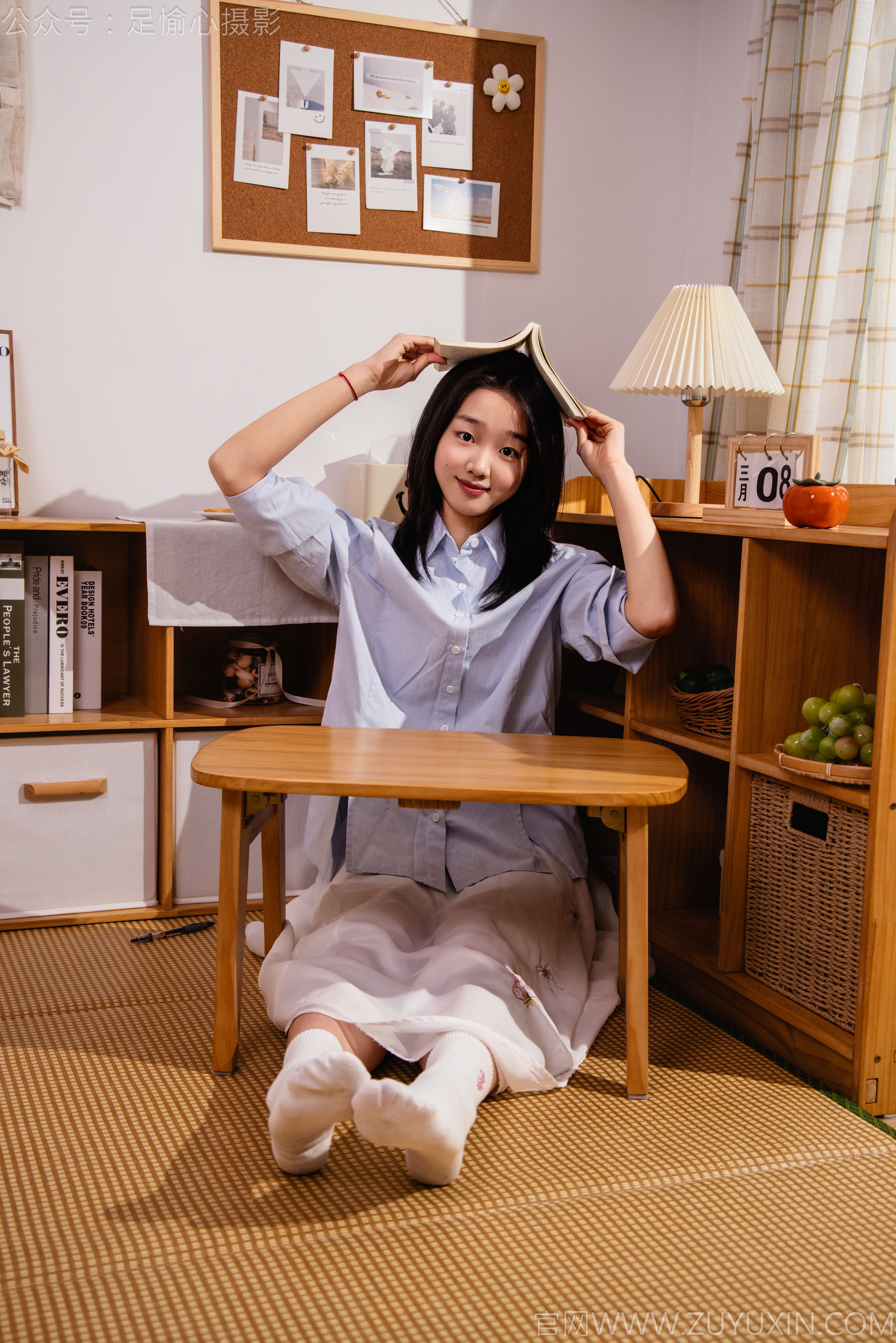 足愉心 No.023 奶芙 （搭配：蓝色衬衫、白色长裙、帆布鞋、白色棉袜、裸足）/(111P)