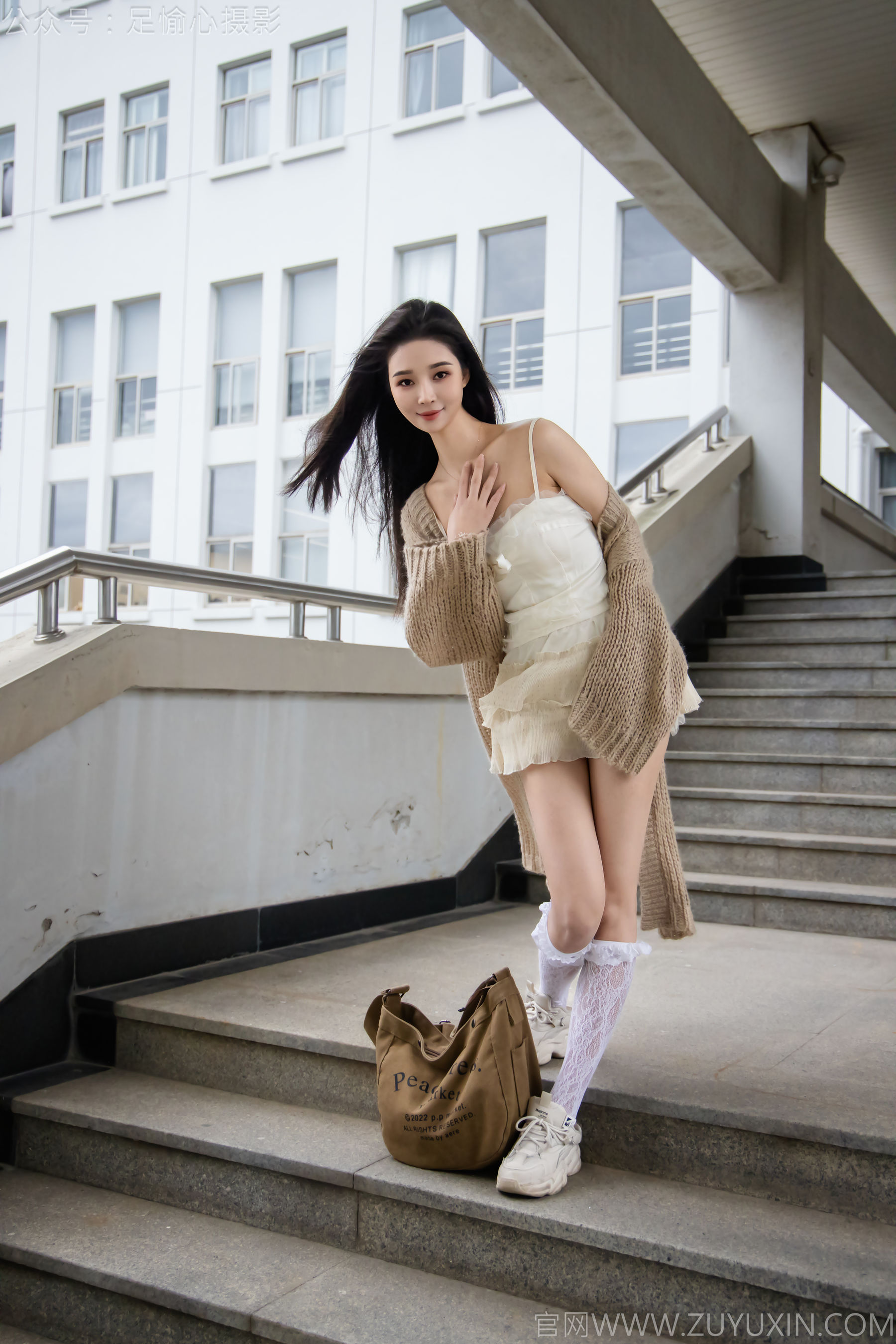 足愉心 No.17 南南 （搭配：针织长衣、白色吊带、运动鞋、白色丝袜、裸足）/(110P)