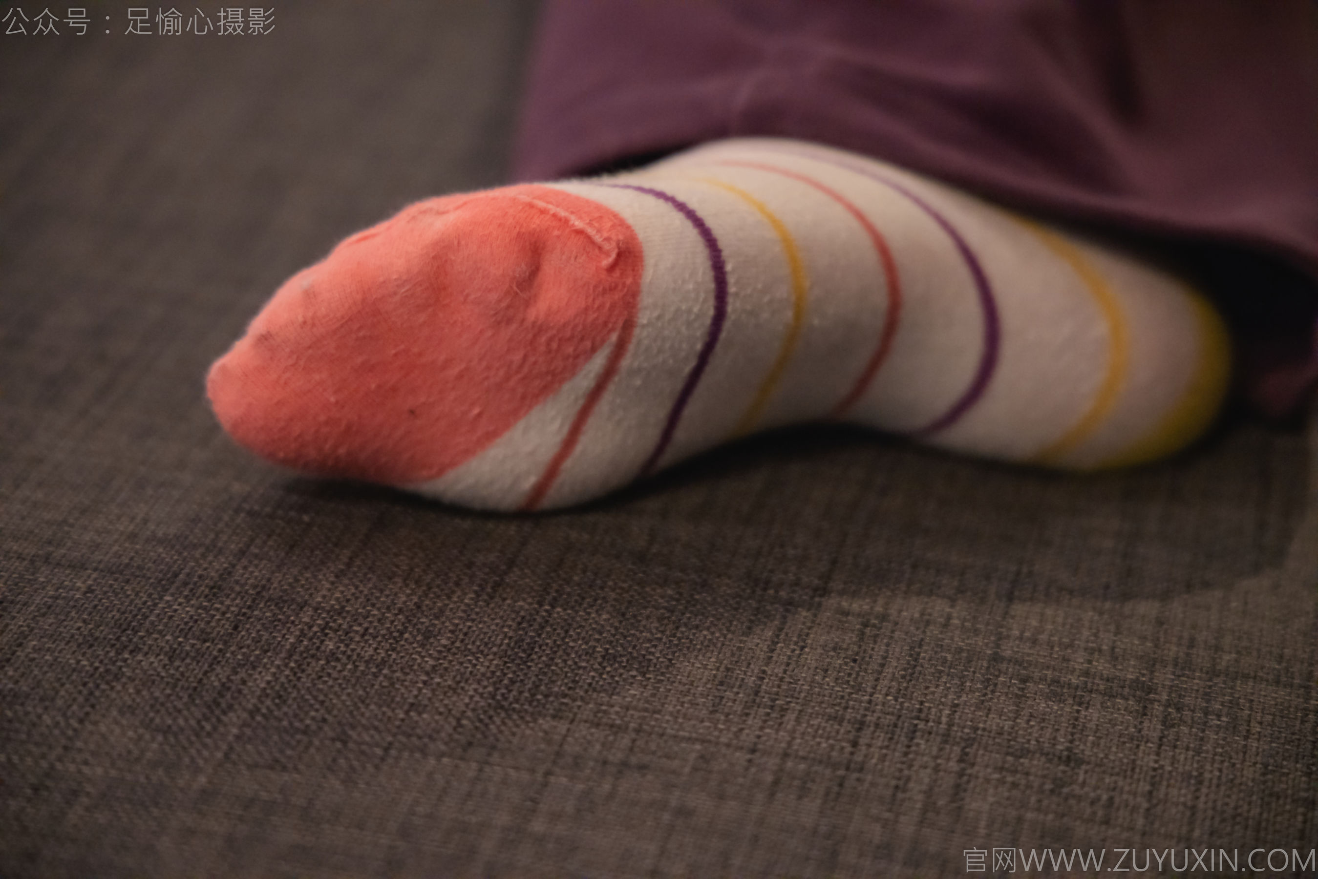 足愉心 No.016 软软 （搭配：灰色线套、紫色长裤、帆布鞋、卡通棉袜、裸足）/(110P)