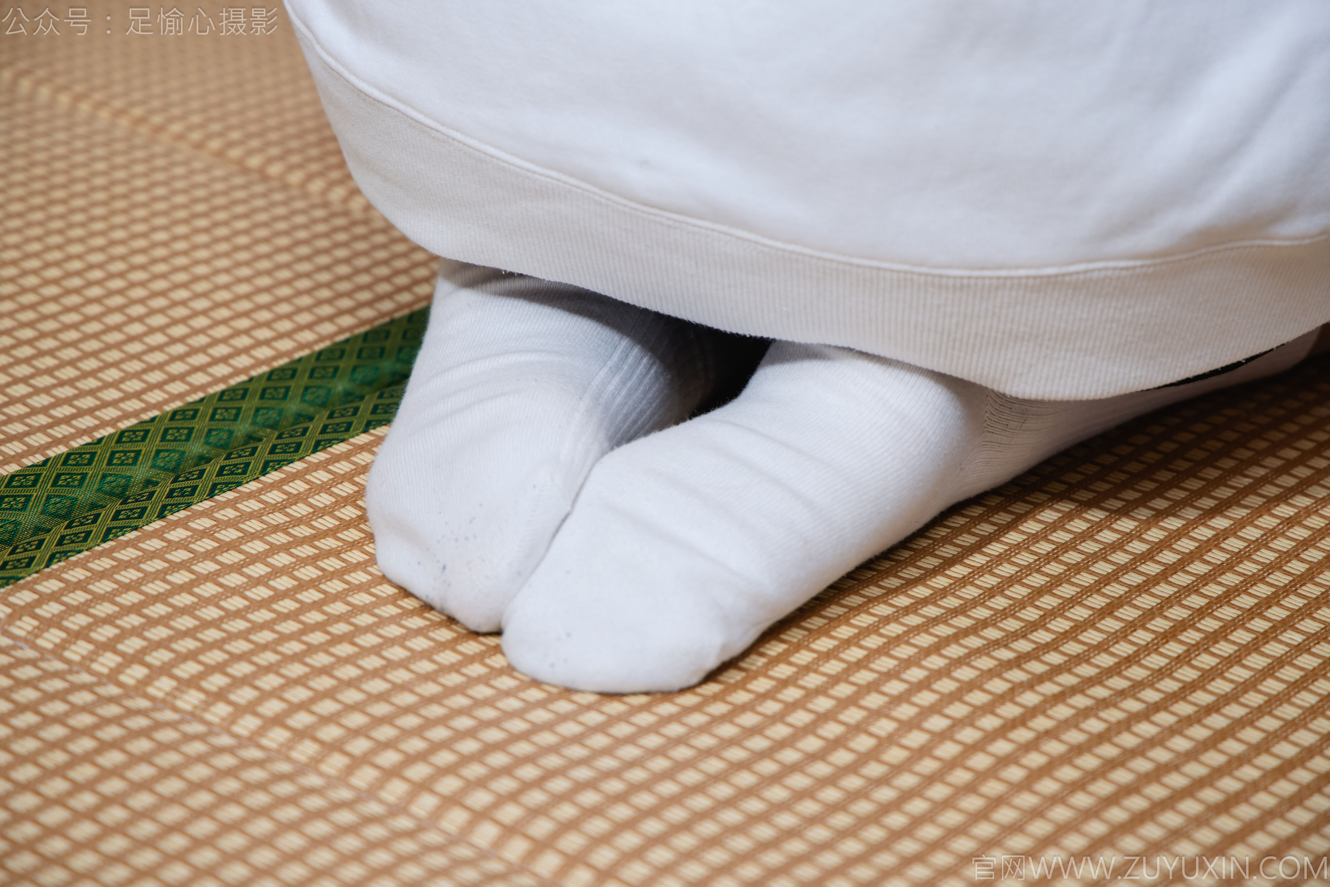 足愉心 No.022 可乐 （搭配：白色卫衣、黑色打底裤、运动鞋、肉丝色袜、白色长筒棉袜）/(110P)