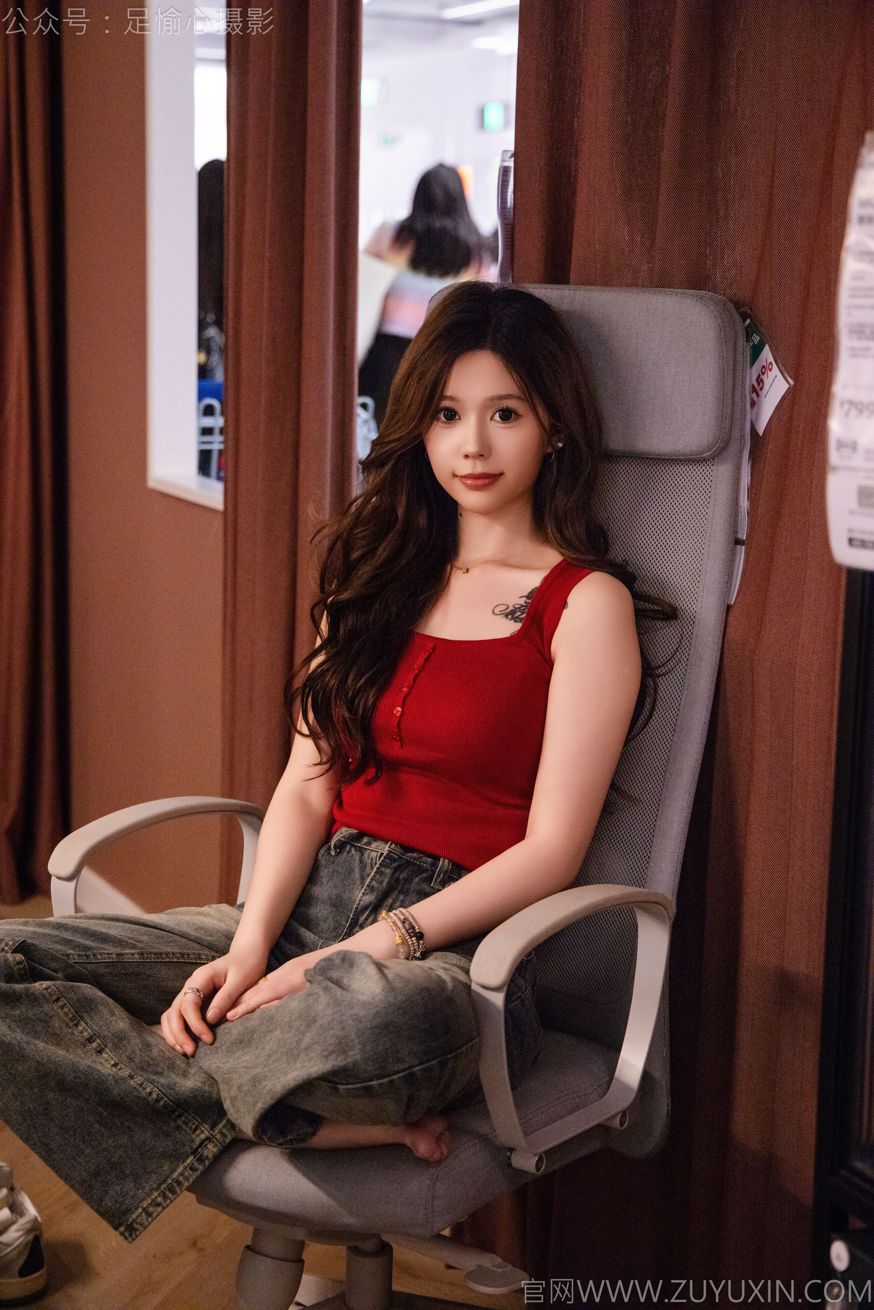 足愉心 No.021 心凌 （搭配：红色吊带、牛仔长裤、宽松板鞋、白色棉袜、裸足）/(125P)