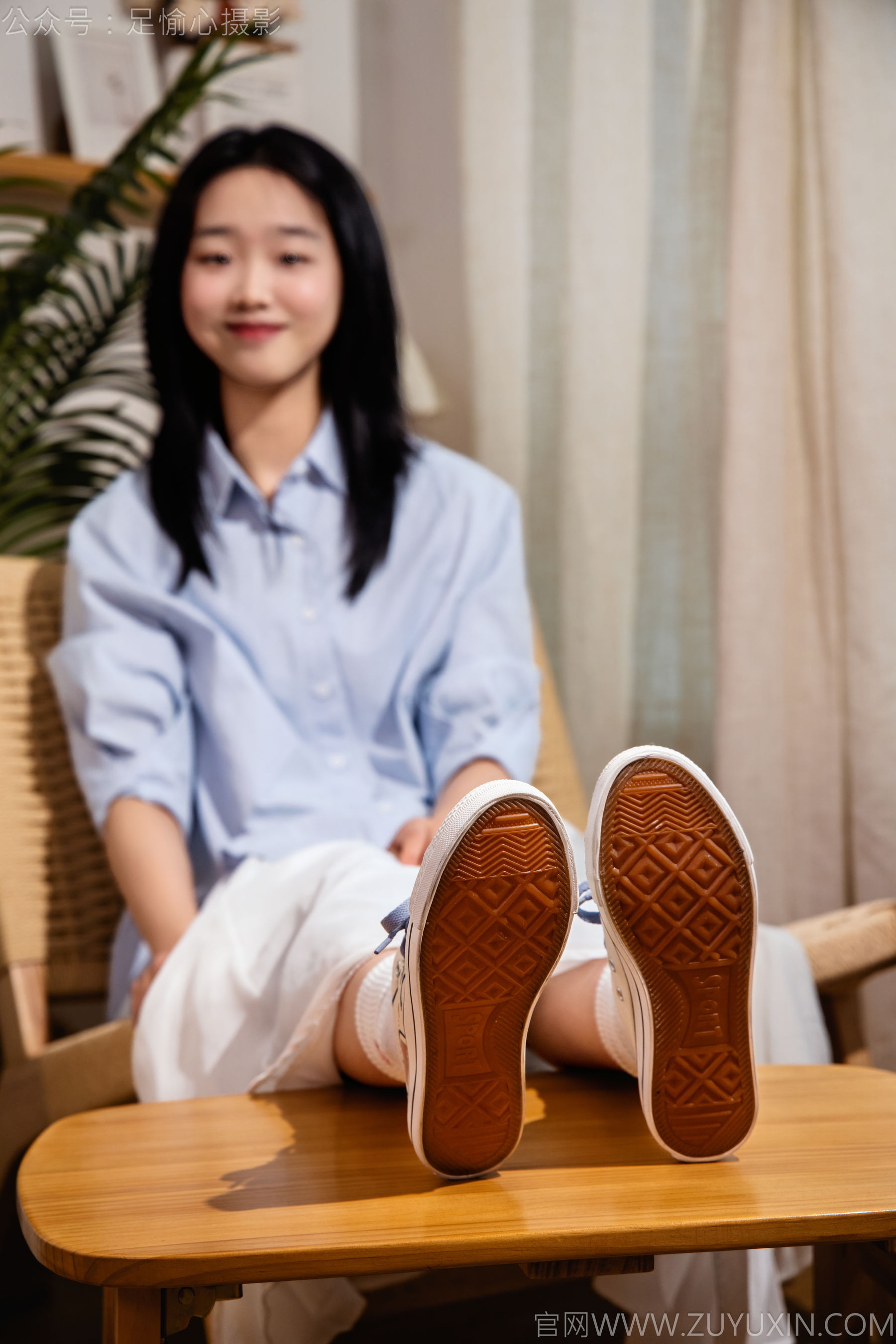 足愉心 No.023 奶芙 （搭配：蓝色衬衫、白色长裙、帆布鞋、白色棉袜、裸足）/(111P)