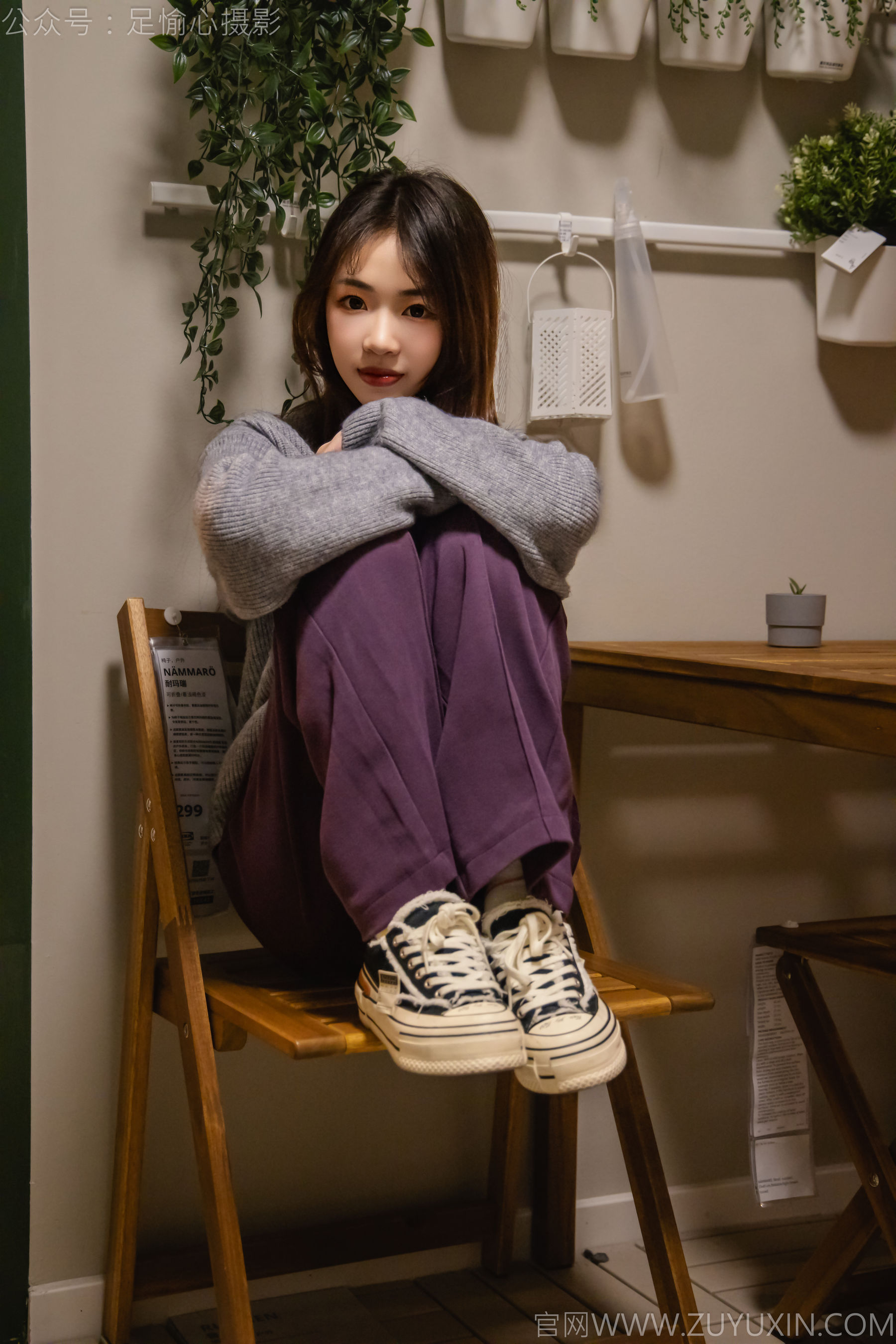 足愉心 No.016 软软 （搭配：灰色线套、紫色长裤、帆布鞋、卡通棉袜、裸足）/(110P)