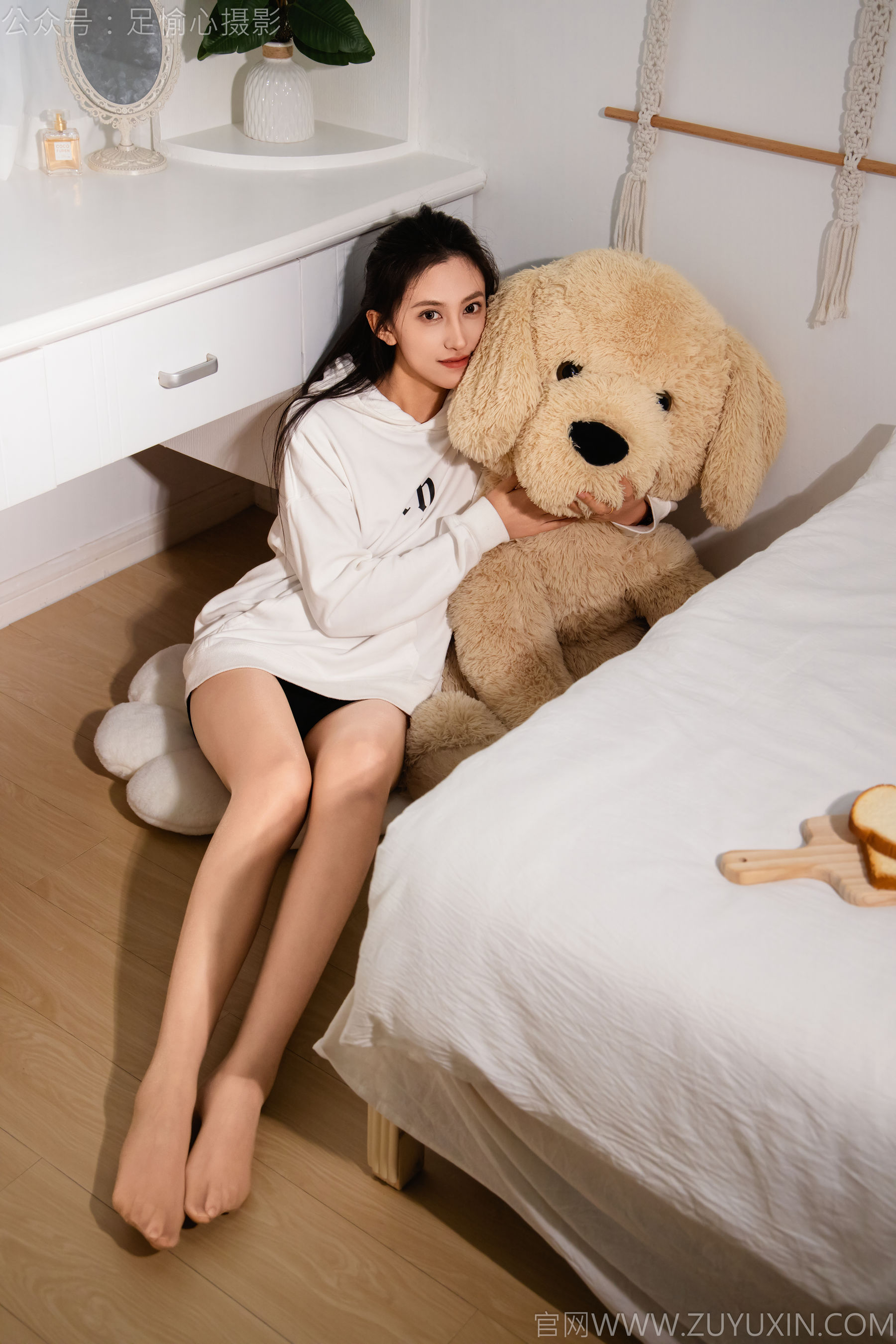 足愉心 No.022 可乐 （搭配：白色卫衣、黑色打底裤、运动鞋、肉丝色袜、白色长筒棉袜）/(110P)