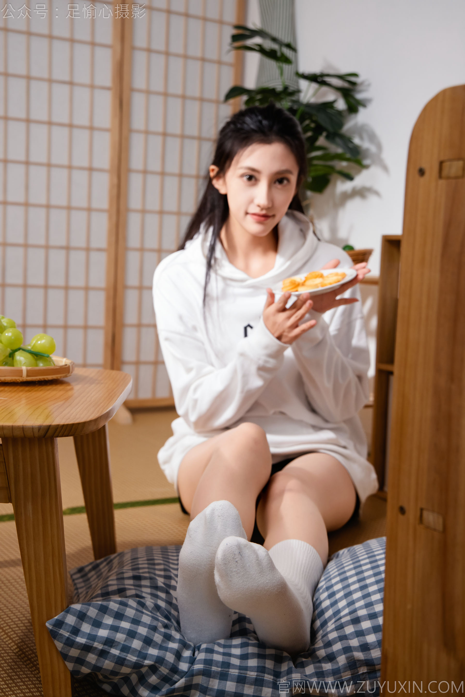 足愉心 No.022 可乐 （搭配：白色卫衣、黑色打底裤、运动鞋、肉丝色袜、白色长筒棉袜）/(110P)