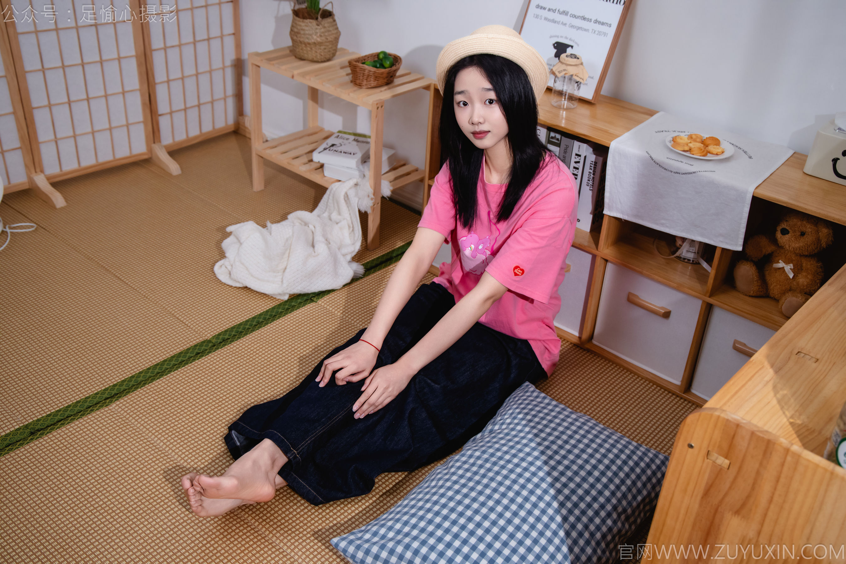 足愉心 No.018 奶芙 （搭配：粉色T恤、牛仔长裤、运动鞋、白色棉袜、裸足）/(110P)