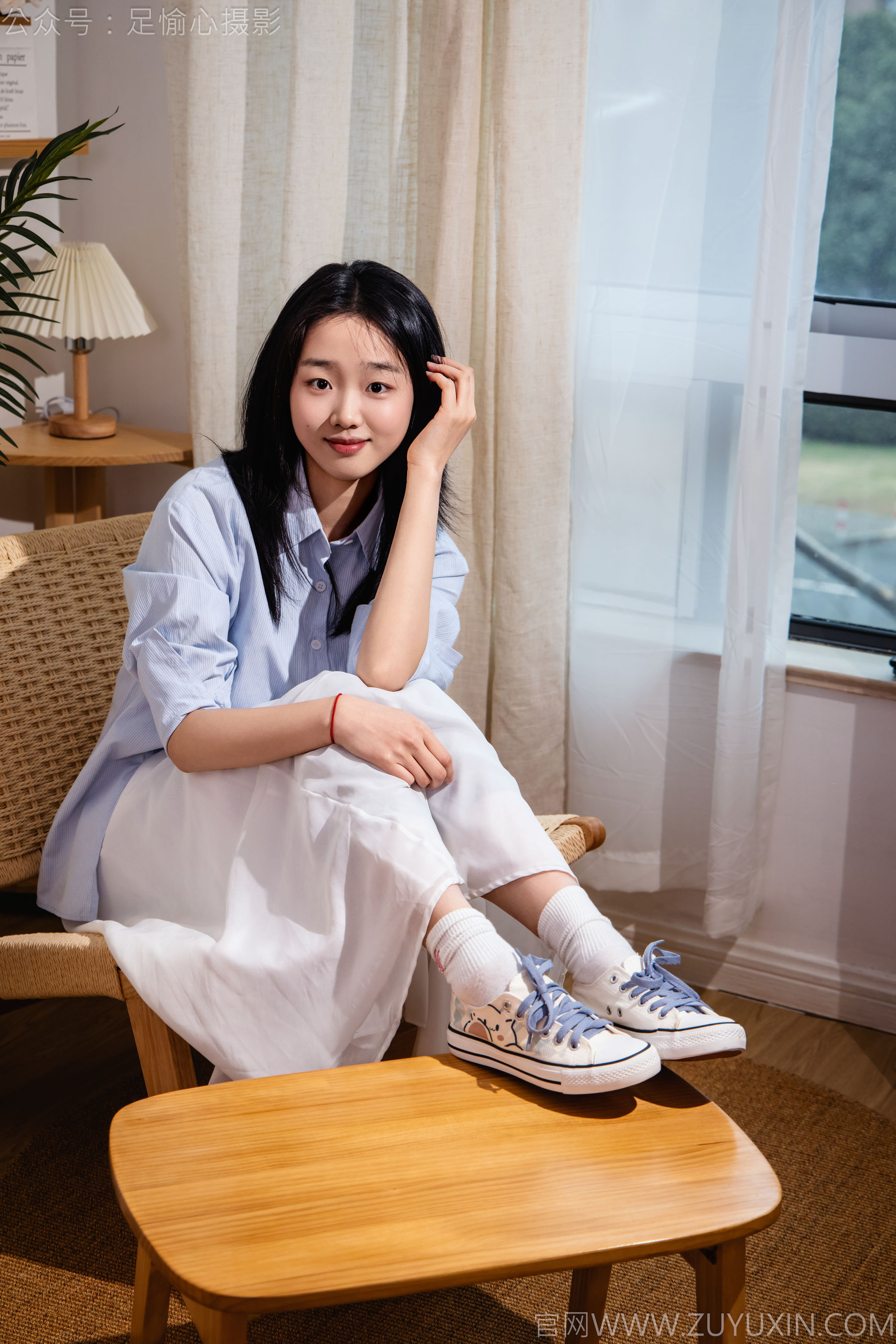 足愉心 No.023 奶芙 （搭配：蓝色衬衫、白色长裙、帆布鞋、白色棉袜、裸足）/(111P)