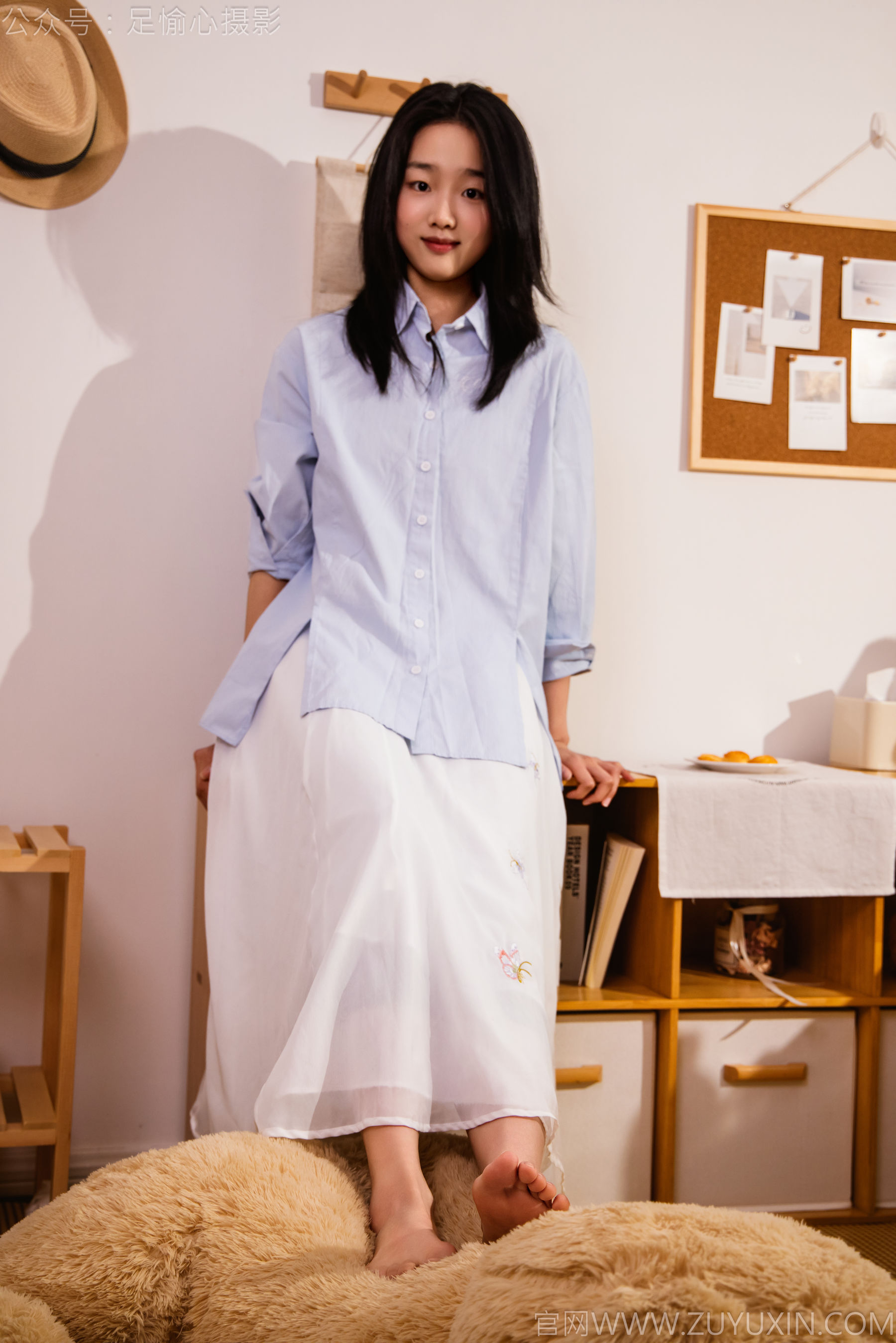 足愉心 No.023 奶芙 （搭配：蓝色衬衫、白色长裙、帆布鞋、白色棉袜、裸足）/(111P)