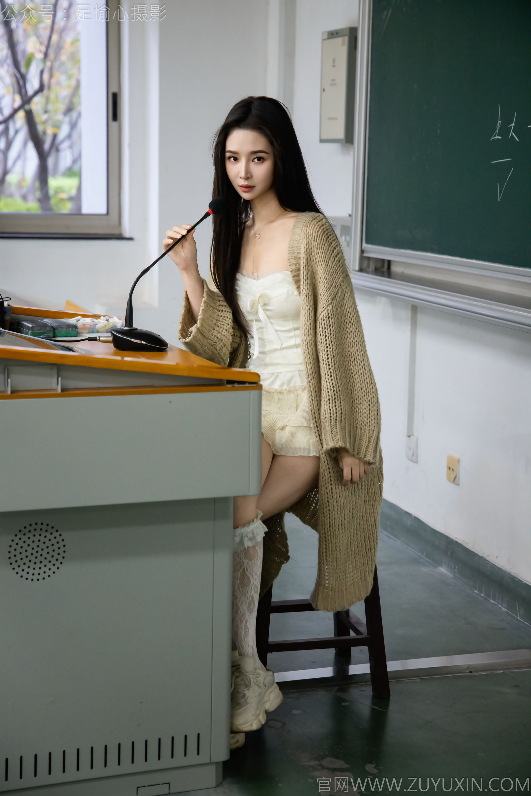 足愉心 No.17 南南 （搭配：针织长衣、白色吊带、运动鞋、白色丝袜、裸足）/(110P)