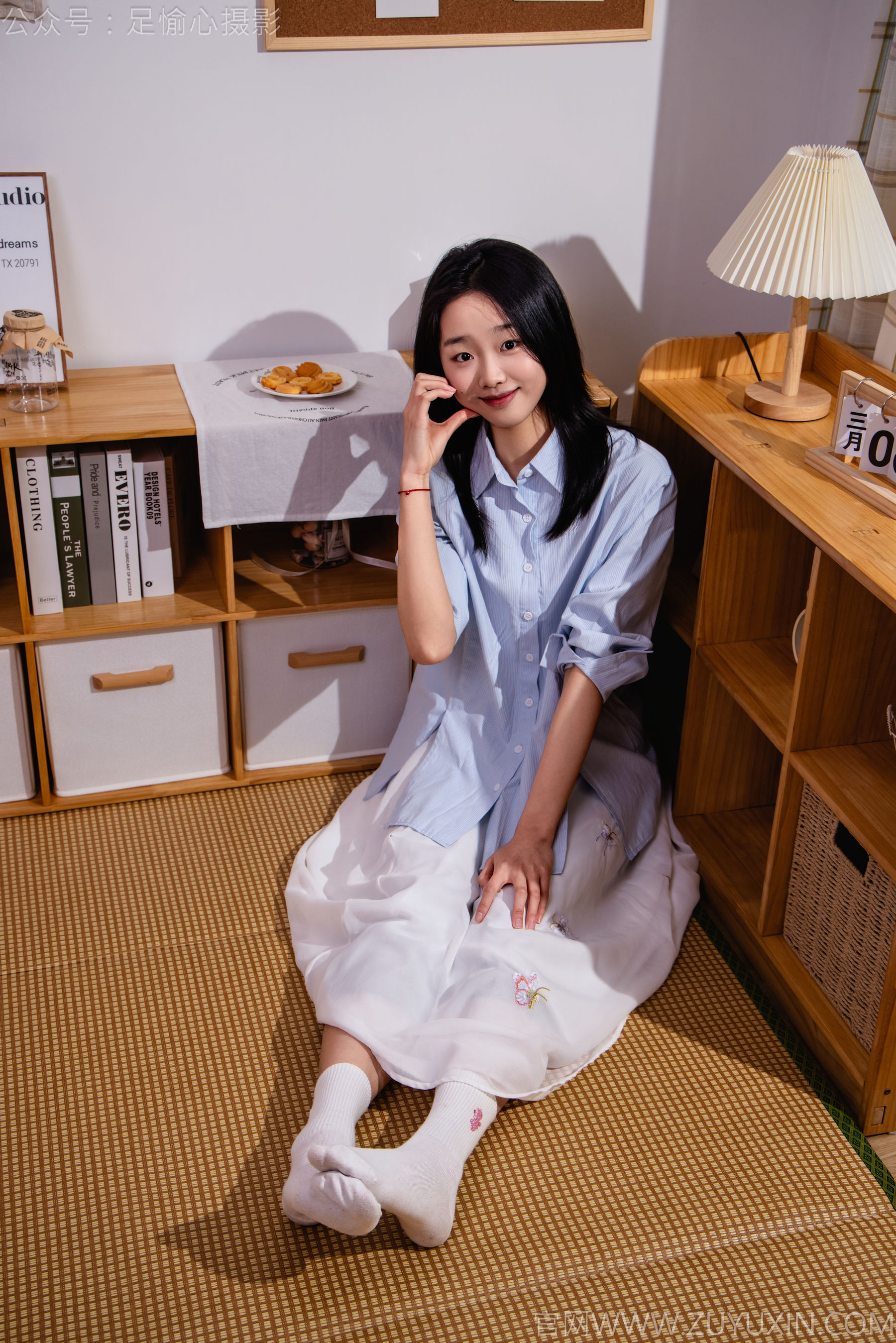 足愉心 No.023 奶芙 （搭配：蓝色衬衫、白色长裙、帆布鞋、白色棉袜、裸足）/(111P)