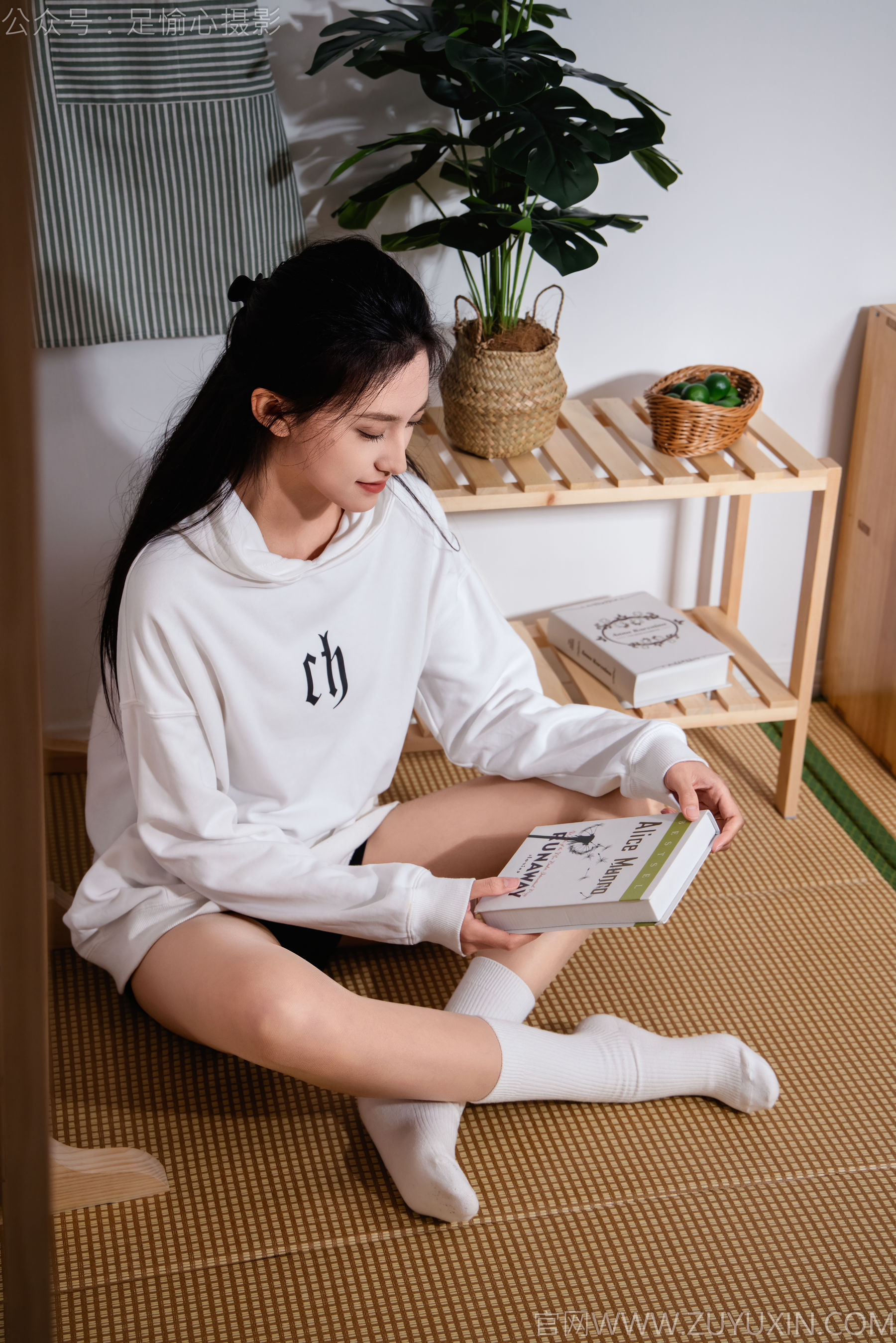 足愉心 No.022 可乐 （搭配：白色卫衣、黑色打底裤、运动鞋、肉丝色袜、白色长筒棉袜）/(110P)