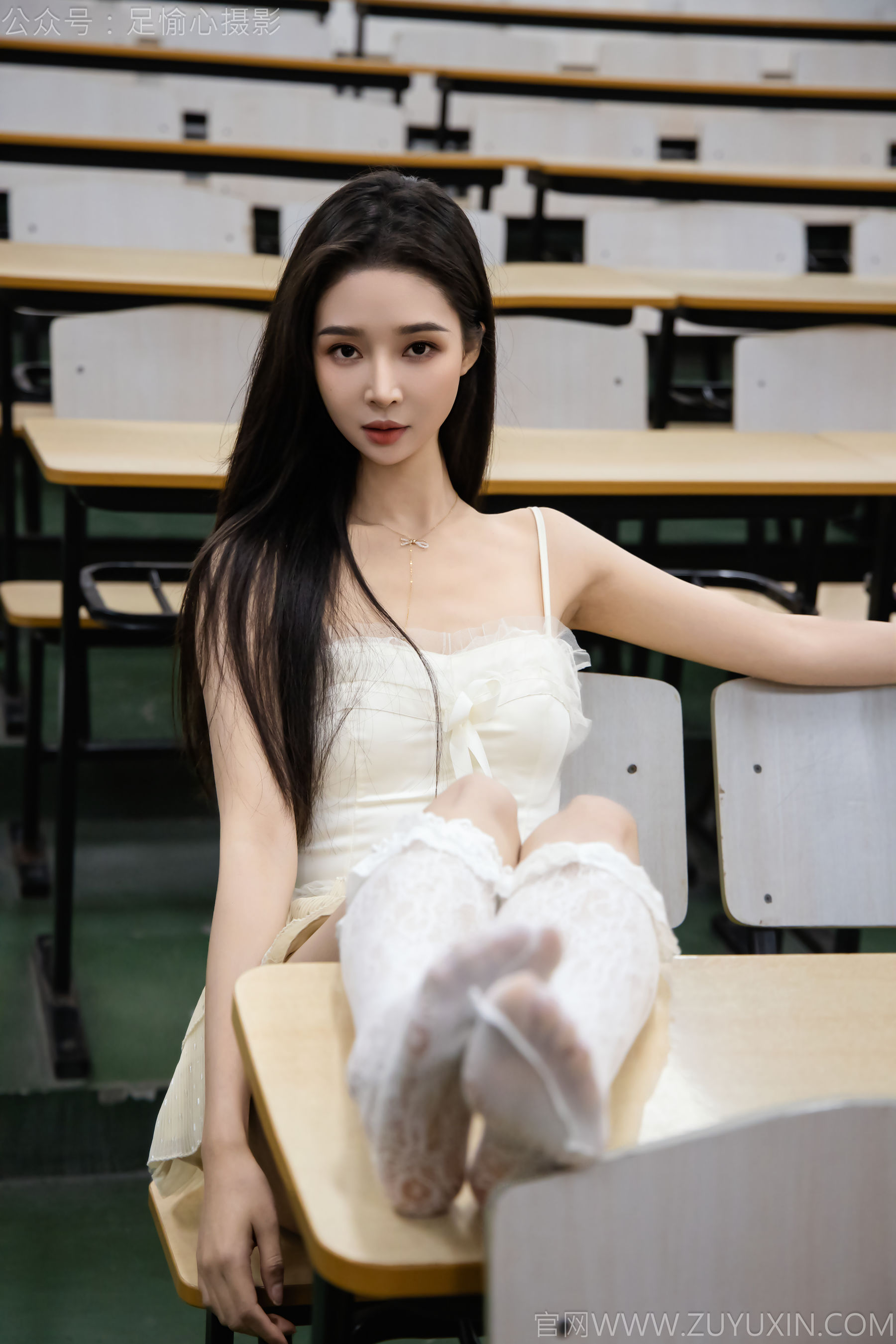 足愉心 No.17 南南 （搭配：针织长衣、白色吊带、运动鞋、白色丝袜、裸足）/(110P)