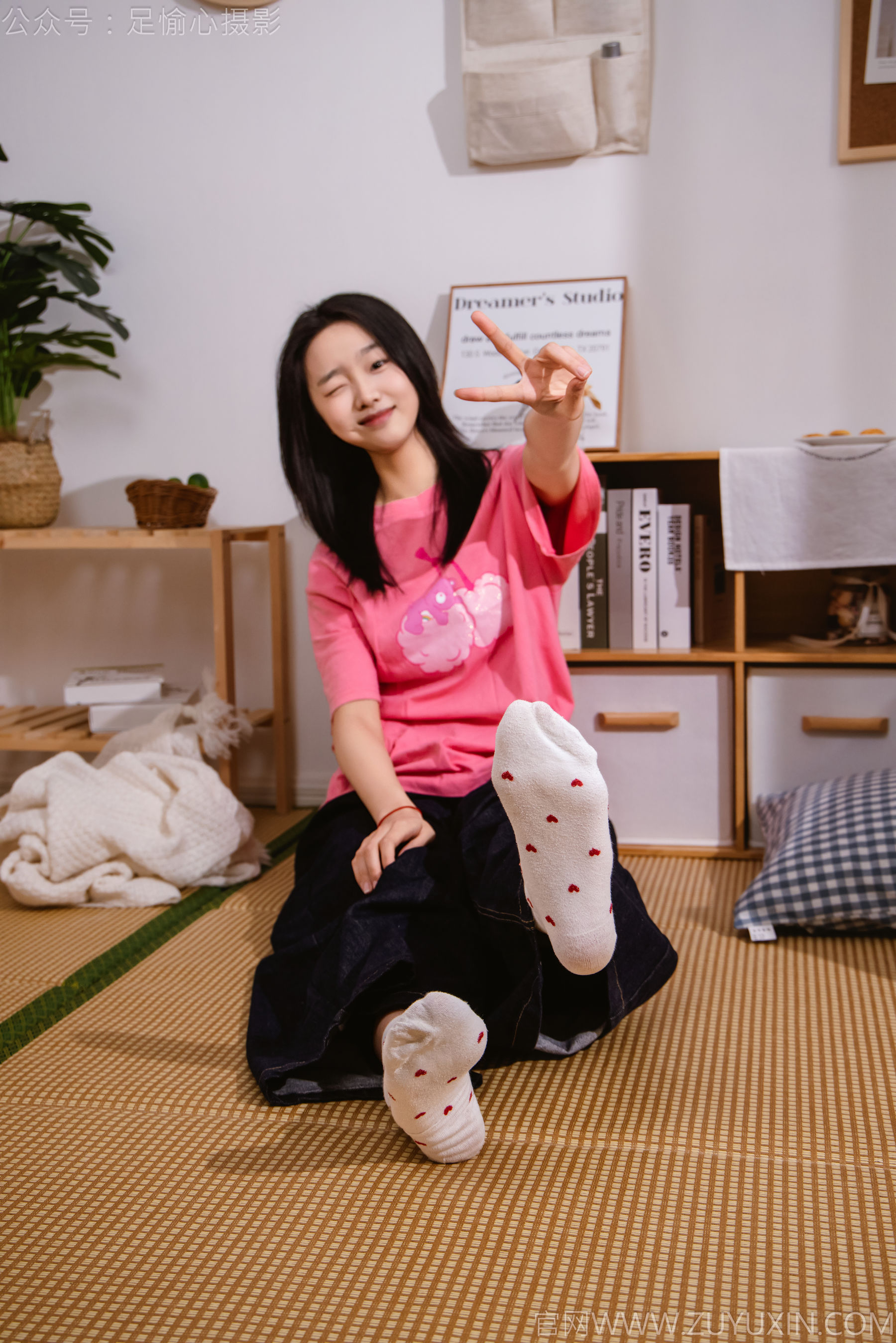 足愉心 No.018 奶芙 （搭配：粉色T恤、牛仔长裤、运动鞋、白色棉袜、裸足）/(110P)