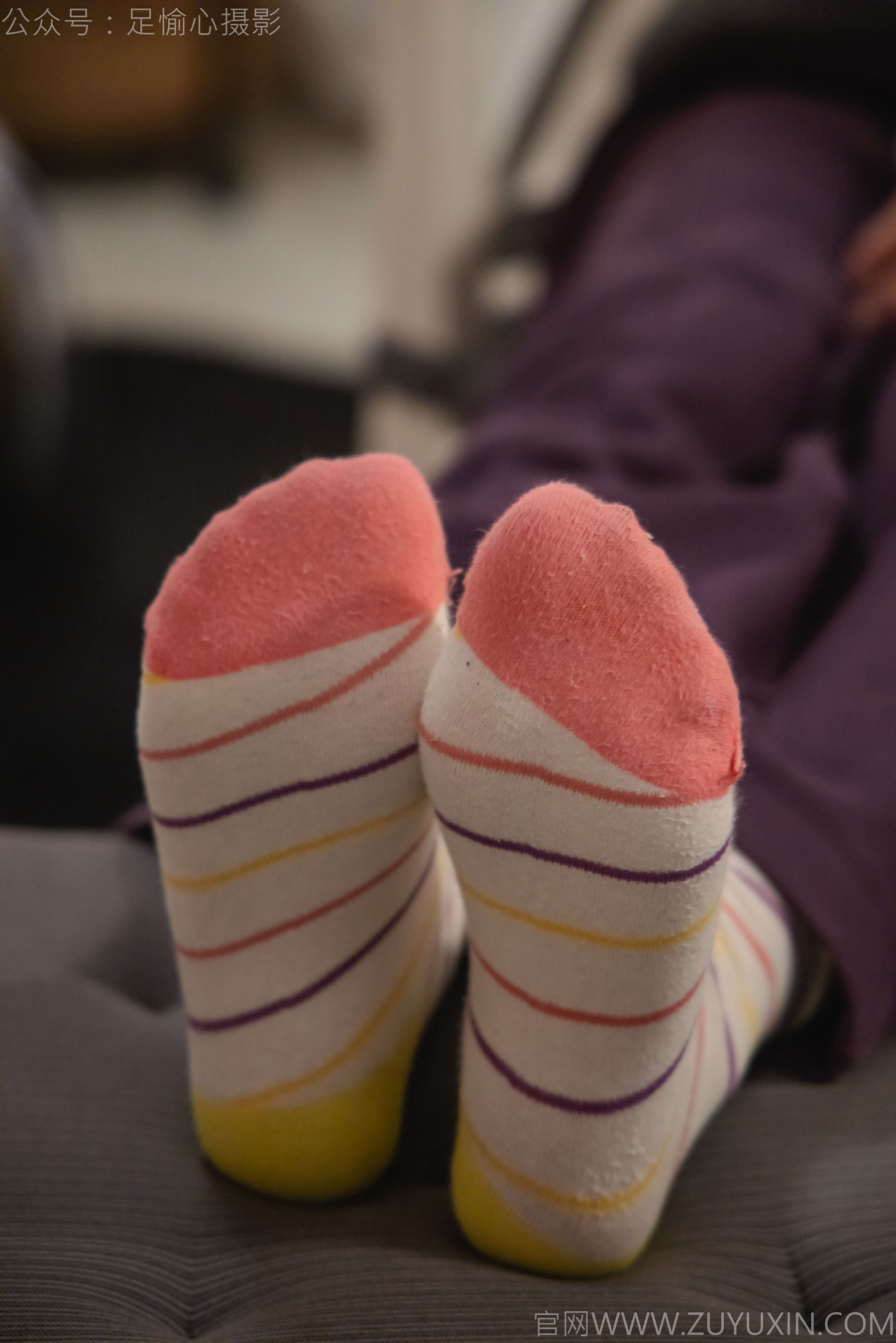 足愉心 No.016 软软 （搭配：灰色线套、紫色长裤、帆布鞋、卡通棉袜、裸足）/(110P)