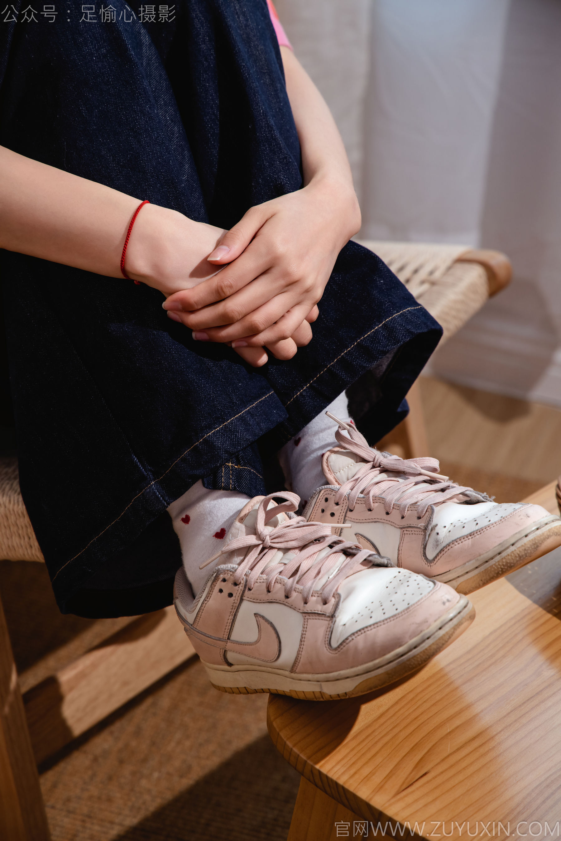 足愉心 No.018 奶芙 （搭配：粉色T恤、牛仔长裤、运动鞋、白色棉袜、裸足）/(110P)