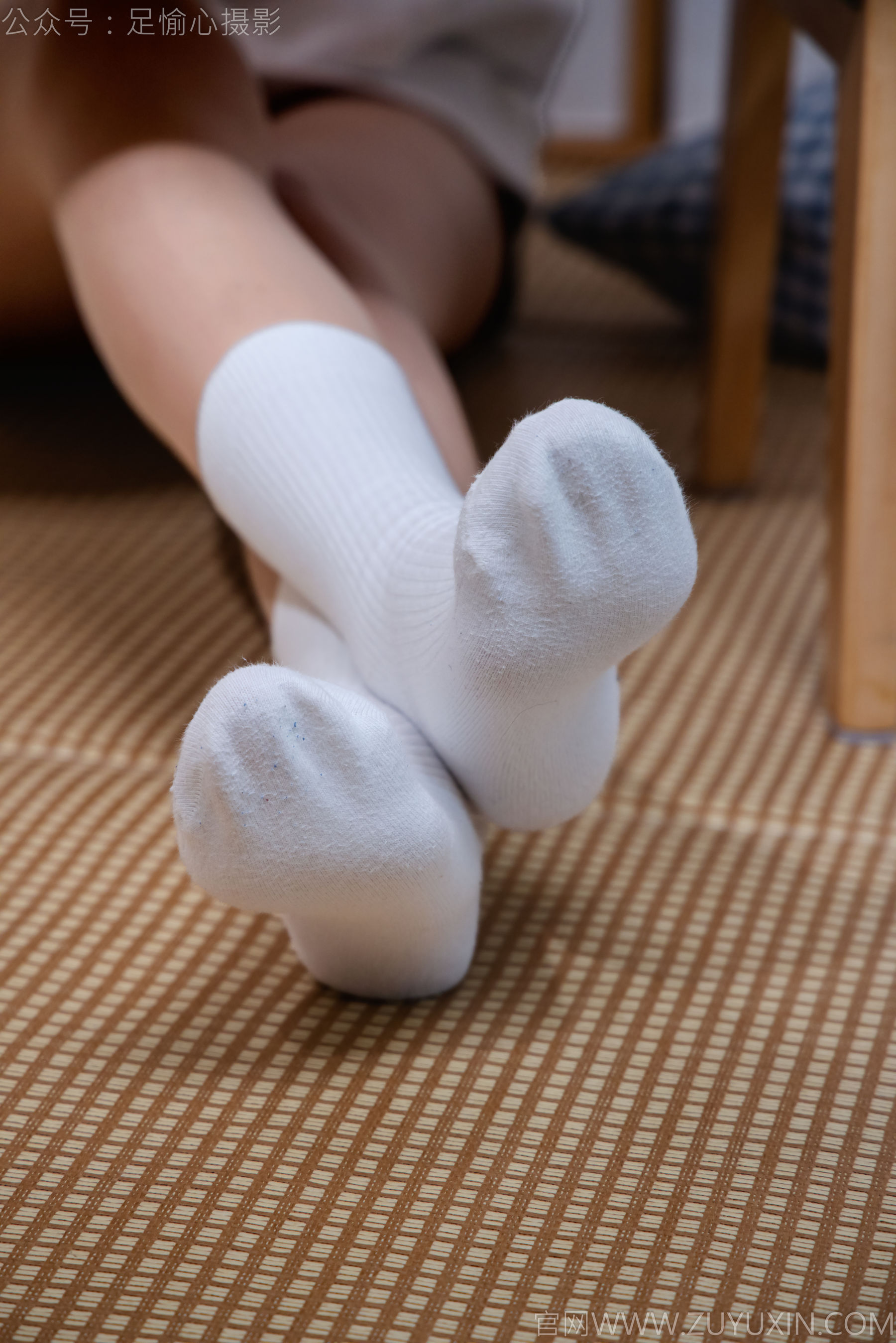 足愉心 No.022 可乐 （搭配：白色卫衣、黑色打底裤、运动鞋、肉丝色袜、白色长筒棉袜）/(110P)