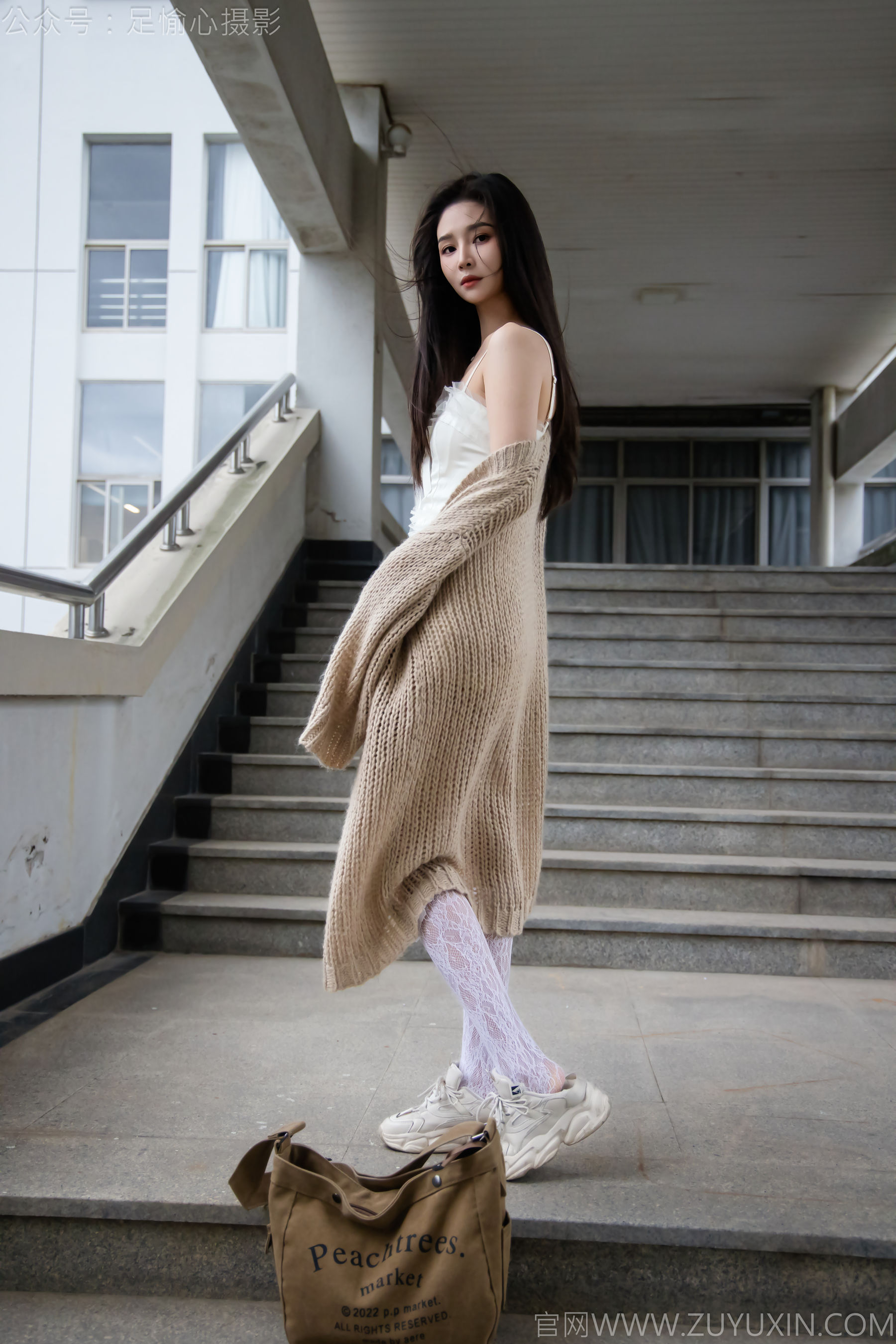 足愉心 No.17 南南 （搭配：针织长衣、白色吊带、运动鞋、白色丝袜、裸足）/(110P)