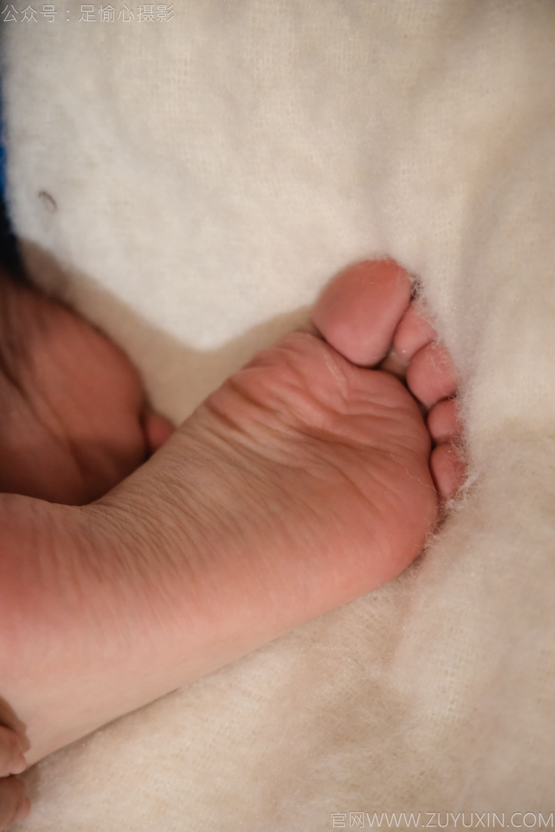 足愉心 No.016 软软 （搭配：灰色线套、紫色长裤、帆布鞋、卡通棉袜、裸足）/(110P)