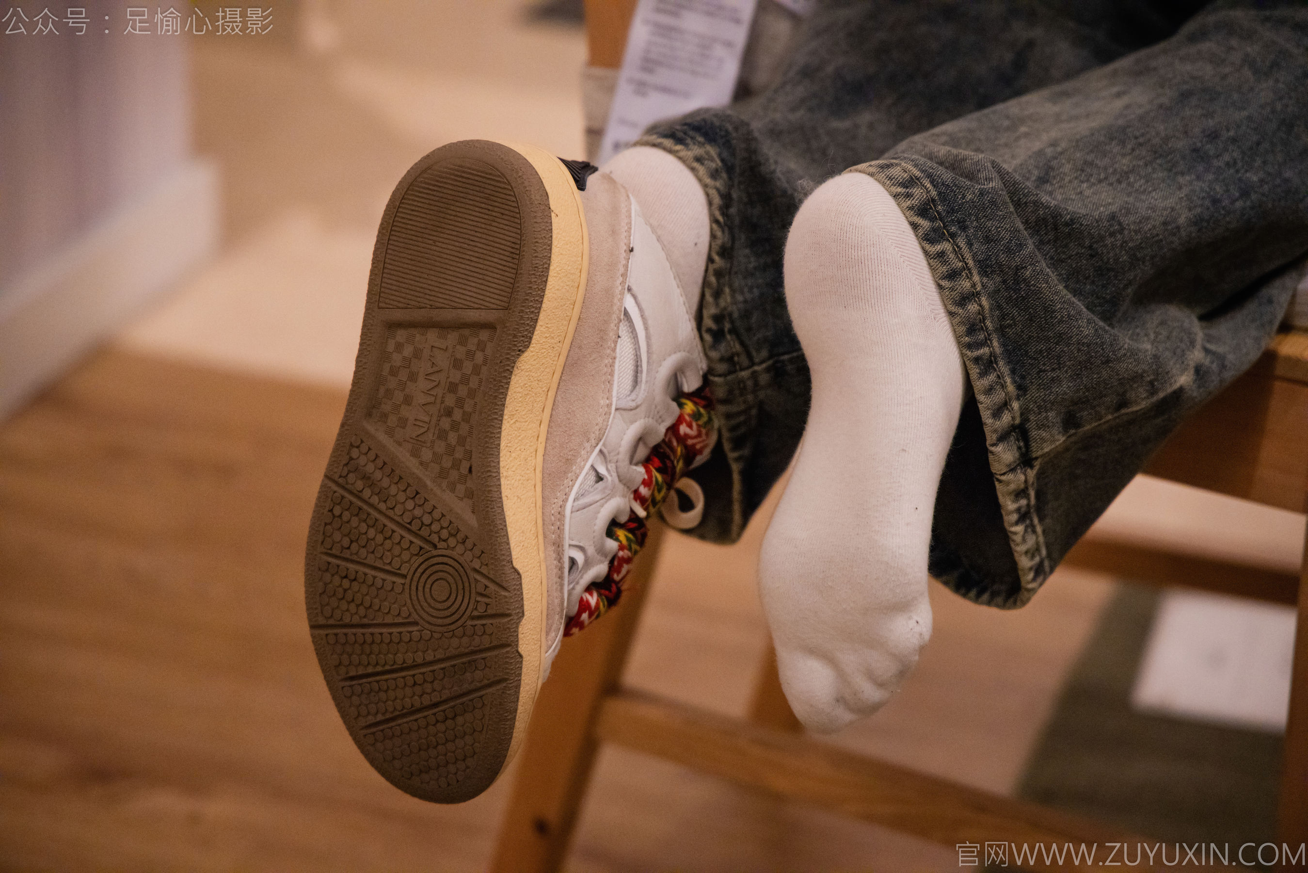 足愉心 No.021 心凌 （搭配：红色吊带、牛仔长裤、宽松板鞋、白色棉袜、裸足）/(125P)