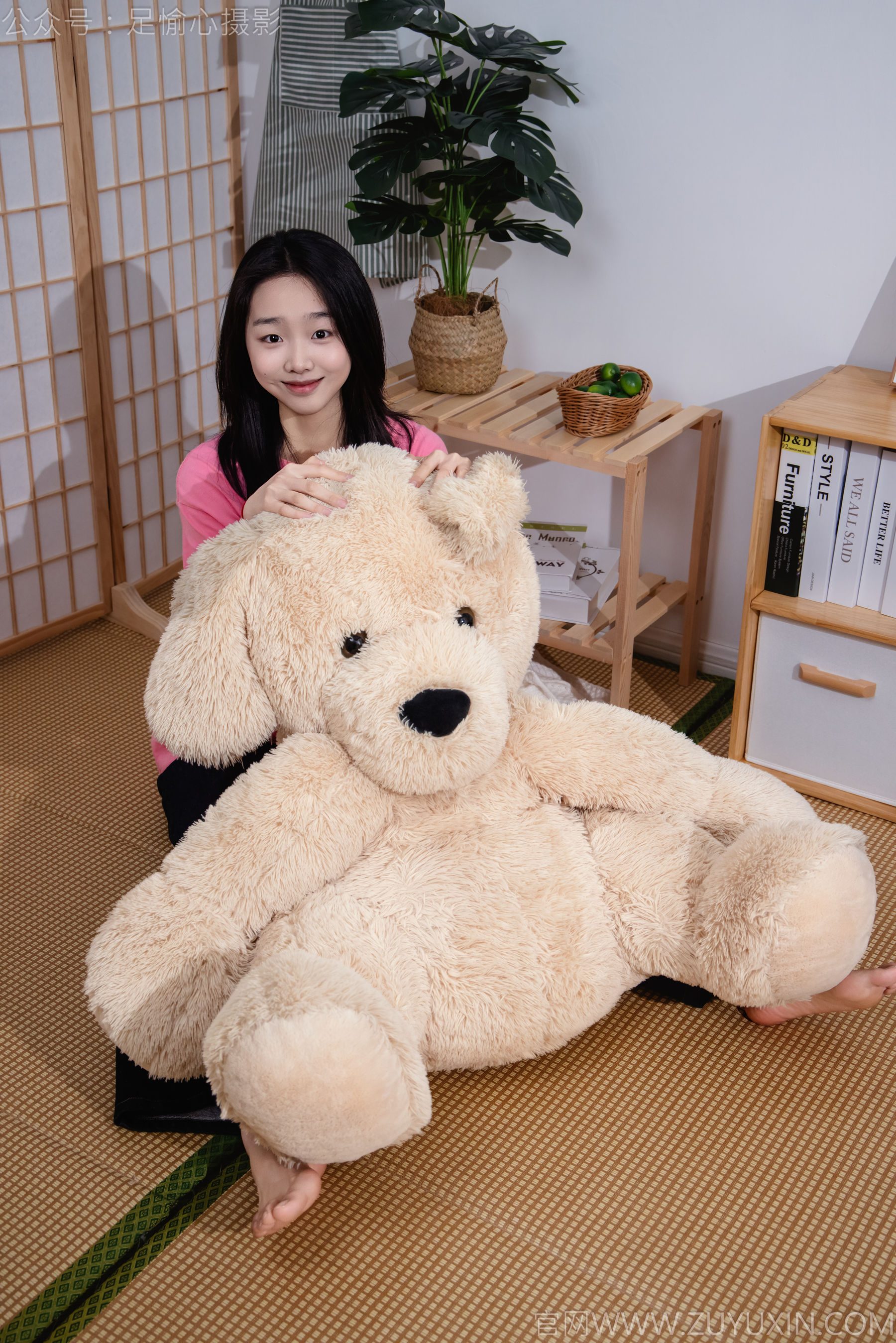 足愉心 No.018 奶芙 （搭配：粉色T恤、牛仔长裤、运动鞋、白色棉袜、裸足）/(110P)