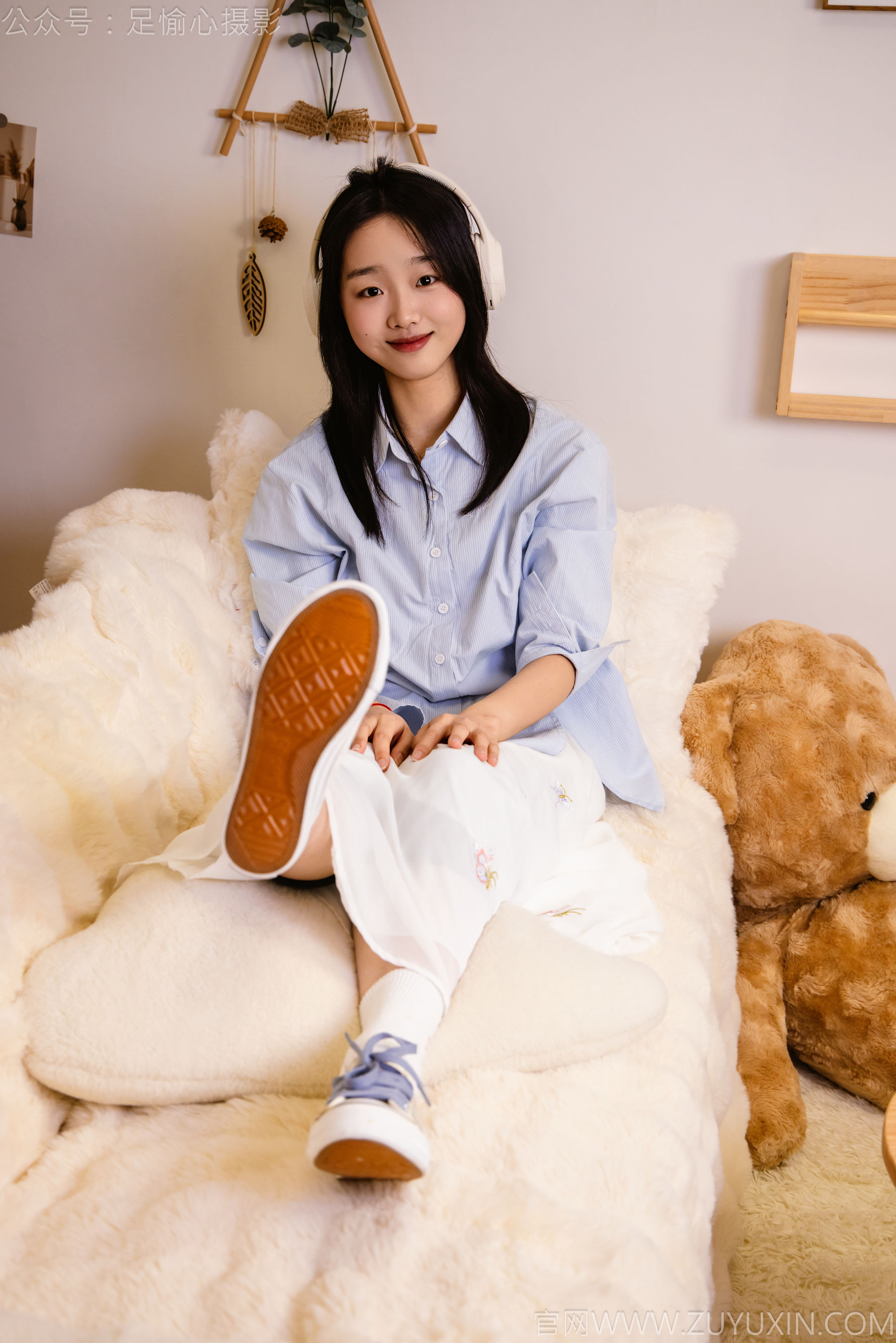 足愉心 No.023 奶芙 （搭配：蓝色衬衫、白色长裙、帆布鞋、白色棉袜、裸足）/(111P)