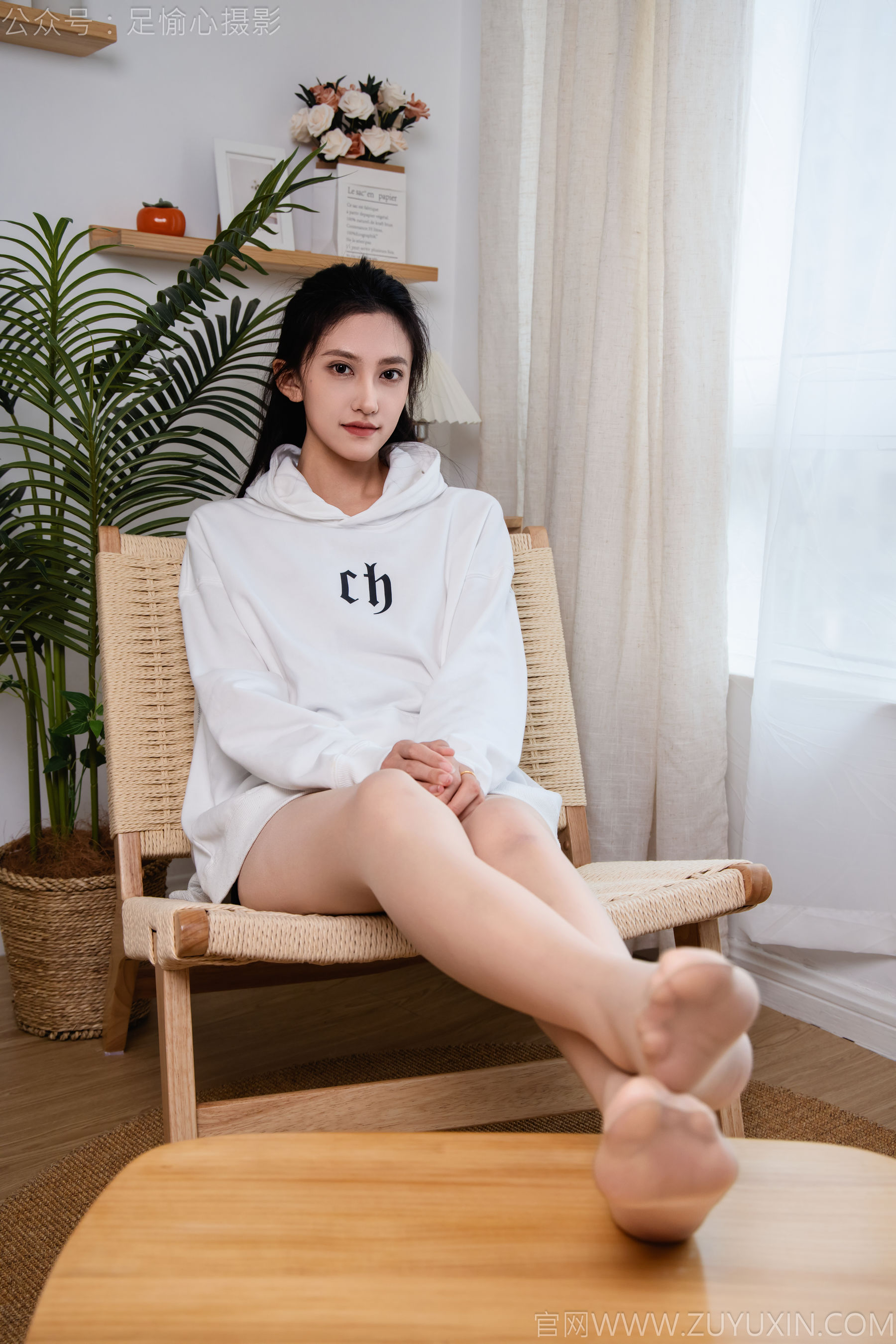 足愉心 No.022 可乐 （搭配：白色卫衣、黑色打底裤、运动鞋、肉丝色袜、白色长筒棉袜）/(110P)