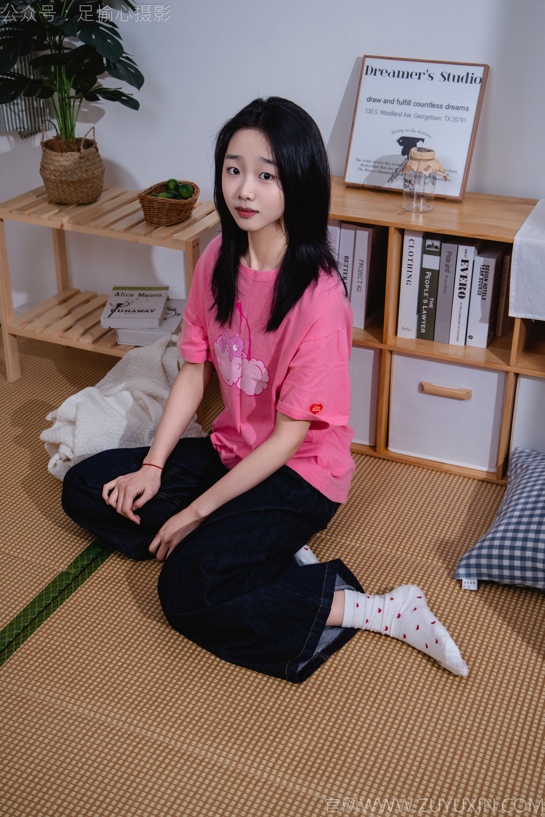 足愉心 No.018 奶芙 （搭配：粉色T恤、牛仔长裤、运动鞋、白色棉袜、裸足）/(110P)