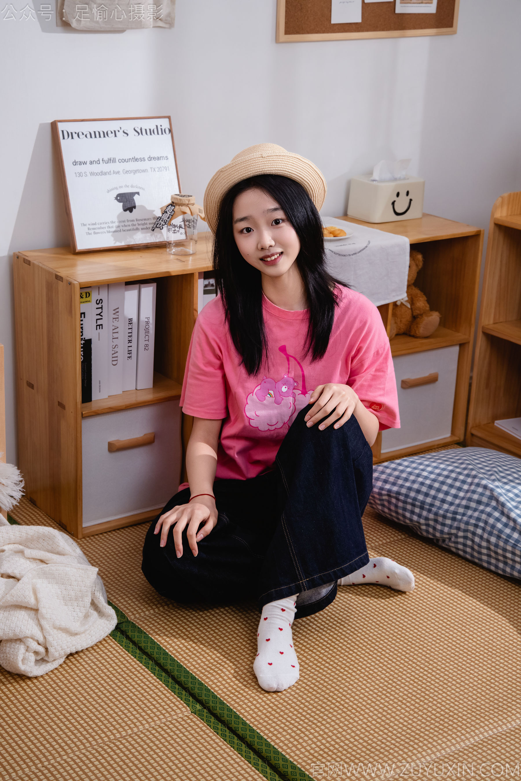 足愉心 No.018 奶芙 （搭配：粉色T恤、牛仔长裤、运动鞋、白色棉袜、裸足）/(110P)