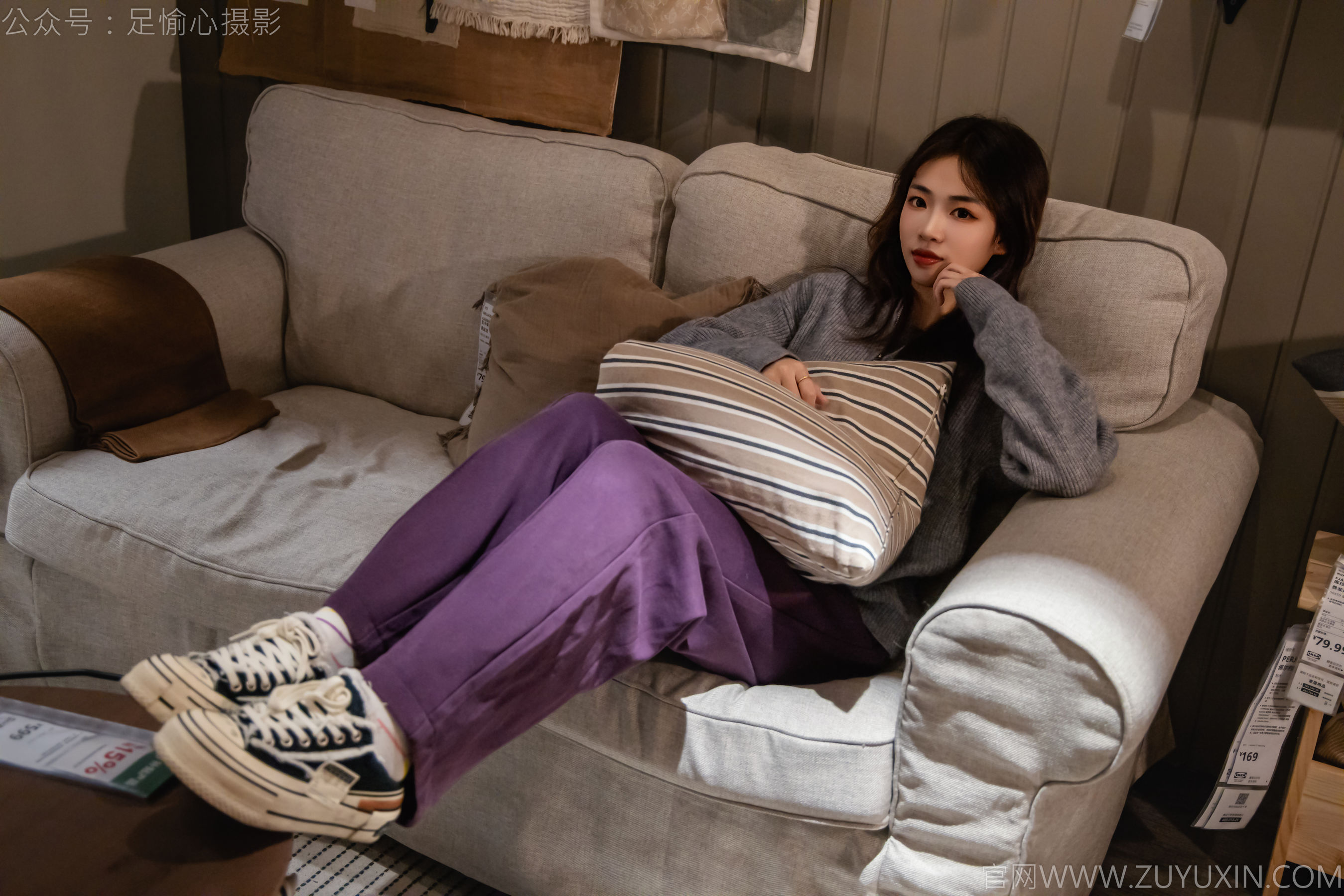 足愉心 No.016 软软 （搭配：灰色线套、紫色长裤、帆布鞋、卡通棉袜、裸足）/(110P)