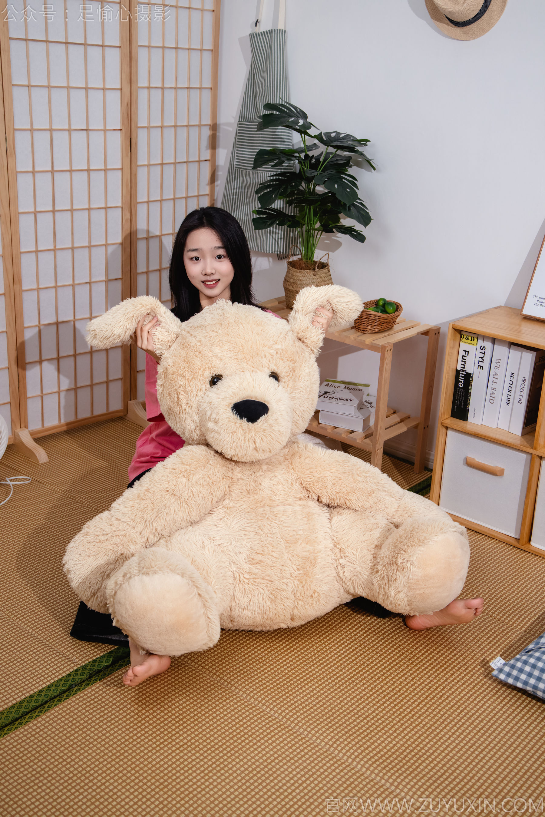 足愉心 No.018 奶芙 （搭配：粉色T恤、牛仔长裤、运动鞋、白色棉袜、裸足）/(110P)