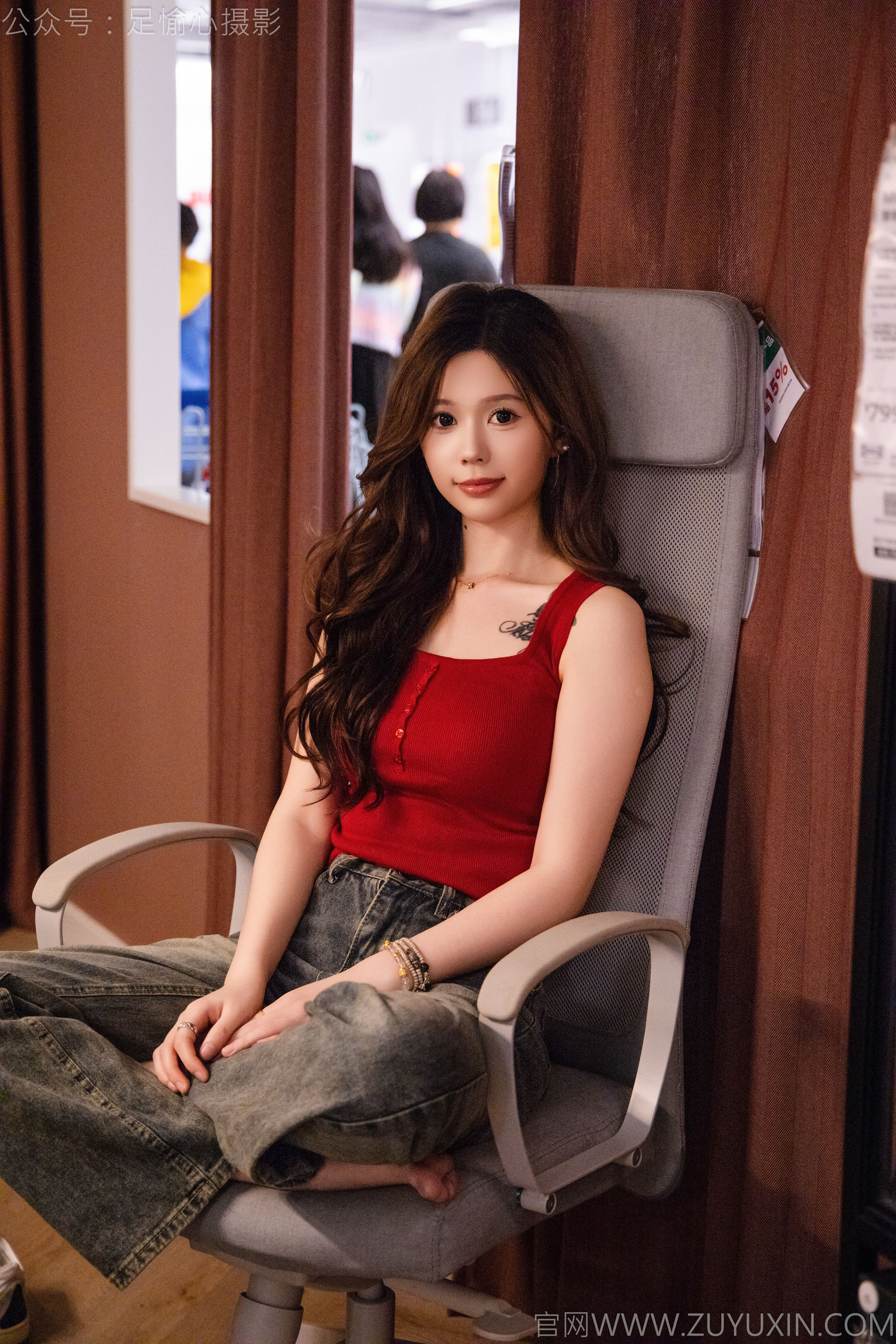 足愉心 No.021 心凌 （搭配：红色吊带、牛仔长裤、宽松板鞋、白色棉袜、裸足）/(125P)