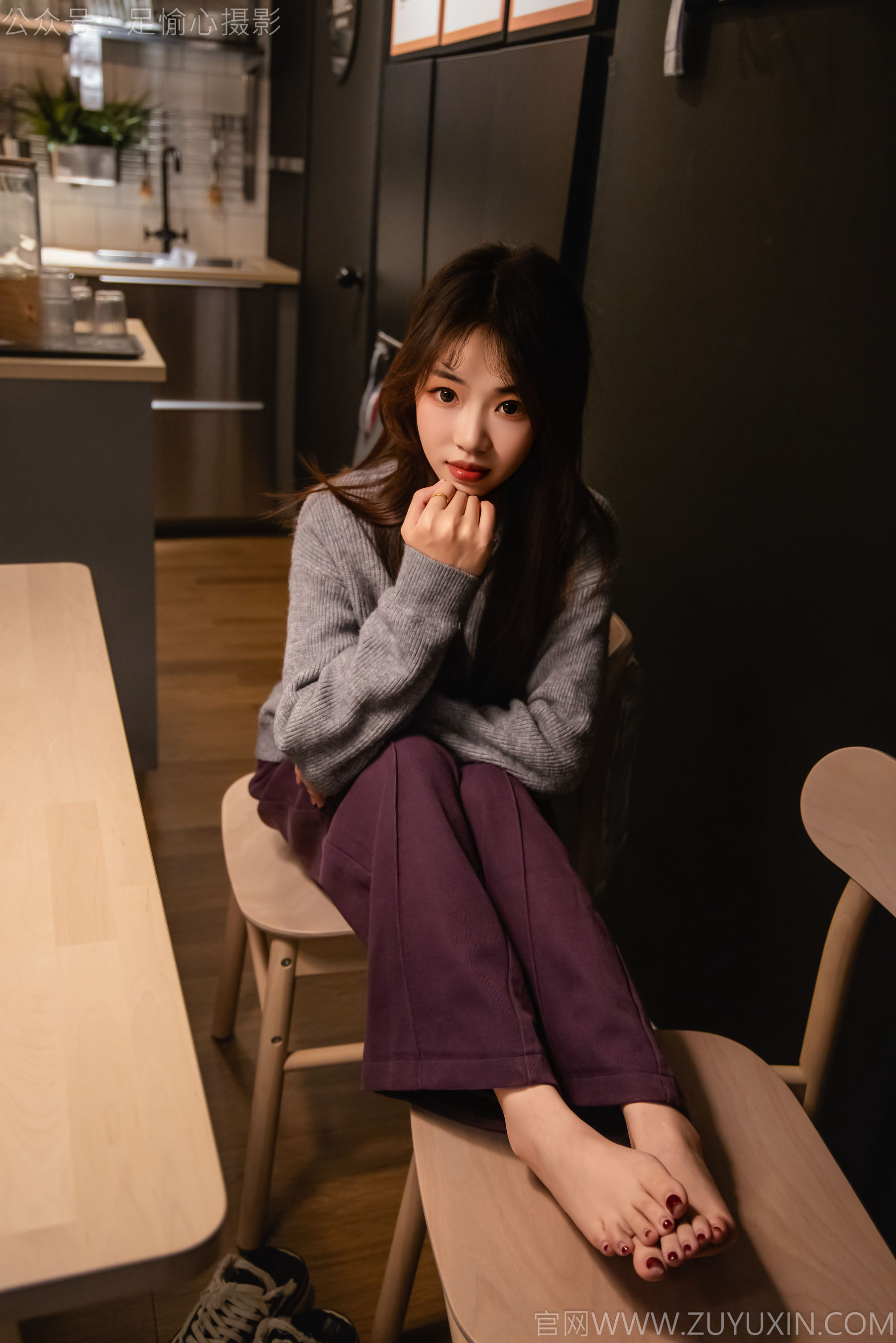 足愉心 No.016 软软 （搭配：灰色线套、紫色长裤、帆布鞋、卡通棉袜、裸足）/(110P)