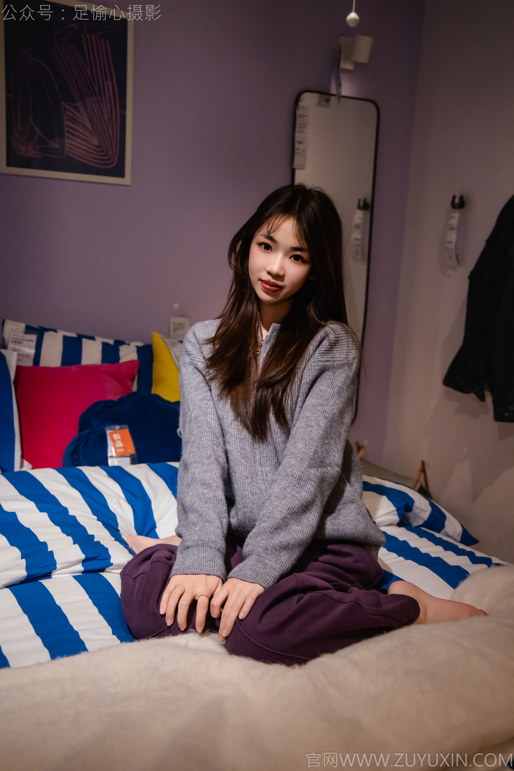 足愉心 No.016 软软 （搭配：灰色线套、紫色长裤、帆布鞋、卡通棉袜、裸足）/(110P)