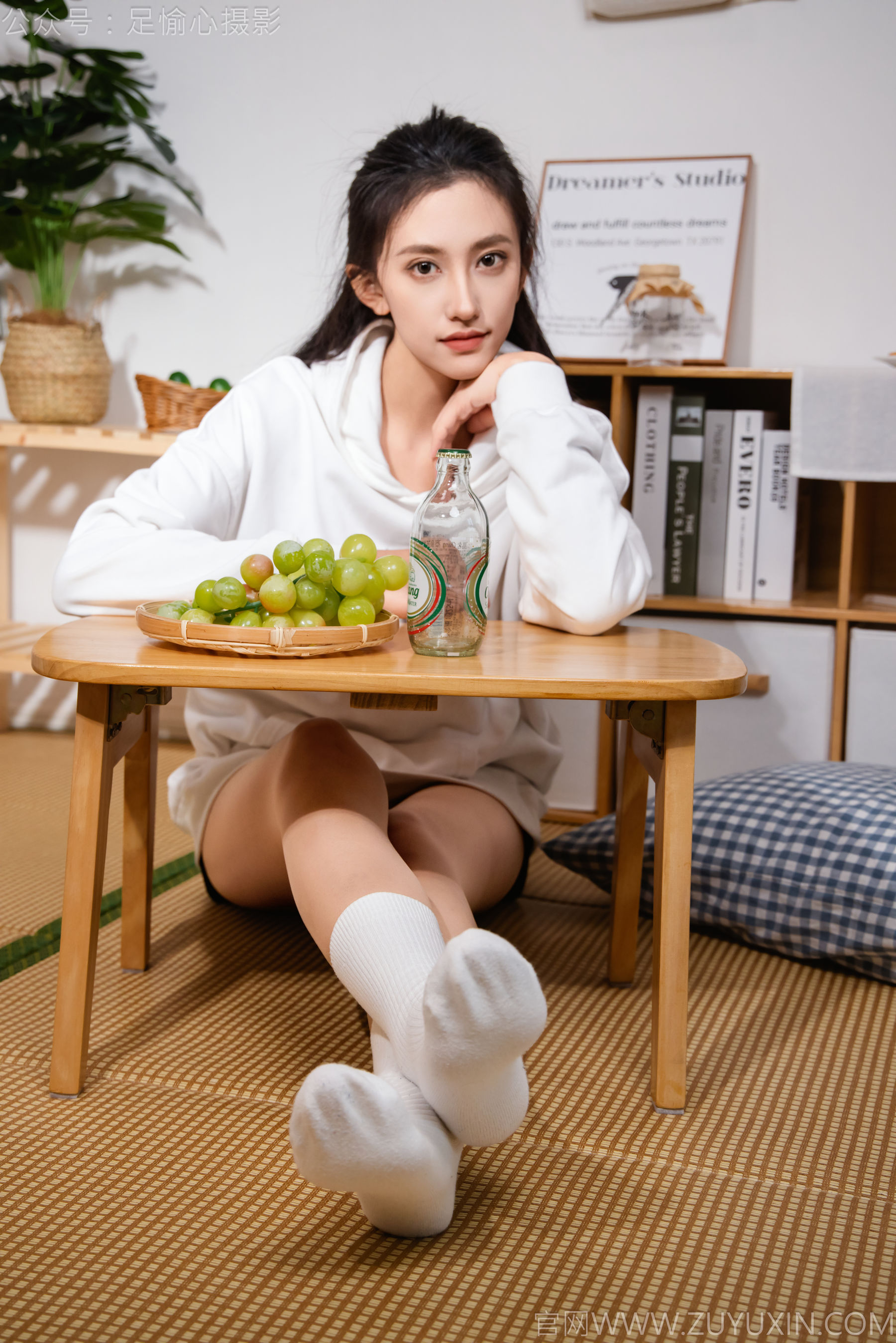 足愉心 No.022 可乐 （搭配：白色卫衣、黑色打底裤、运动鞋、肉丝色袜、白色长筒棉袜）/(110P)