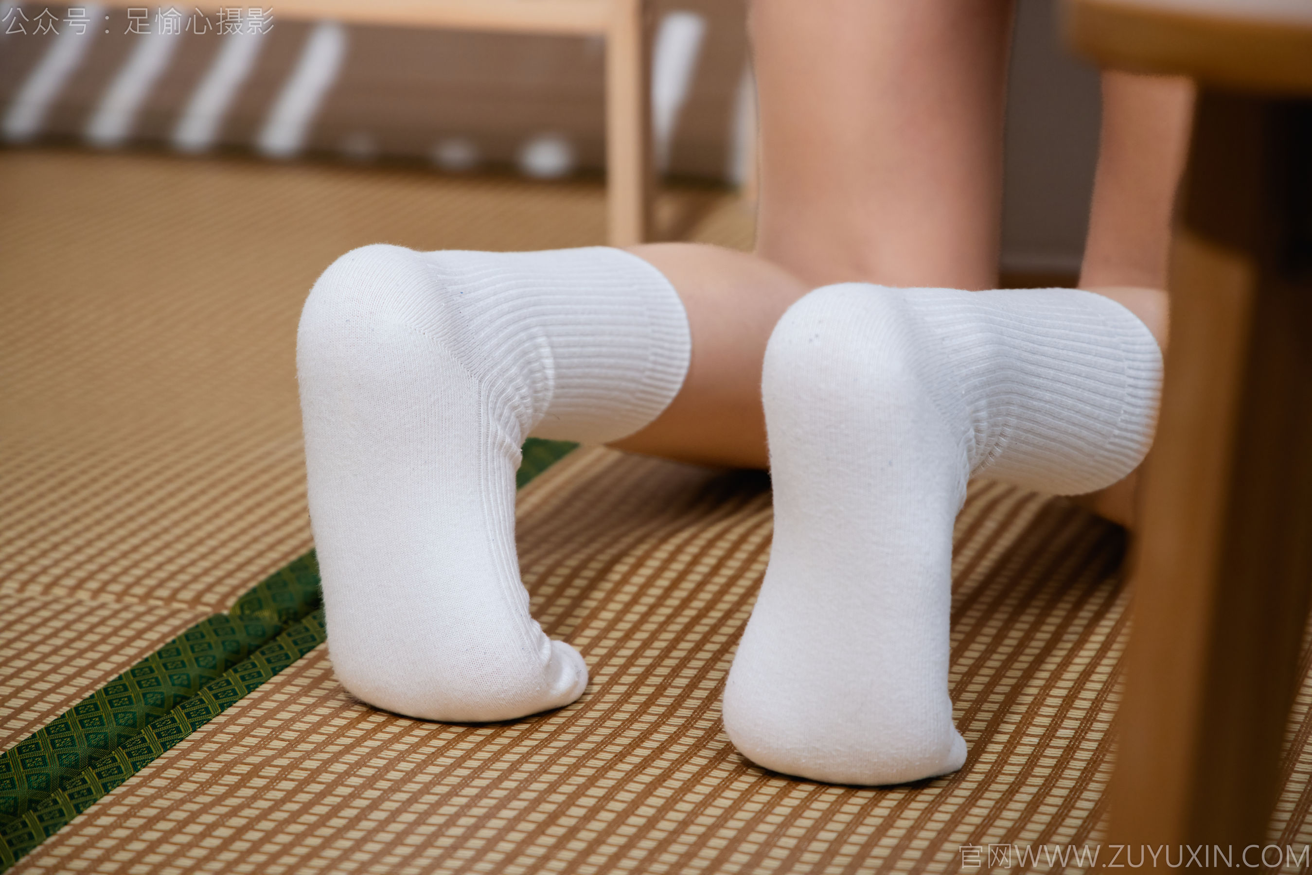 足愉心 No.022 可乐 （搭配：白色卫衣、黑色打底裤、运动鞋、肉丝色袜、白色长筒棉袜）/(110P)