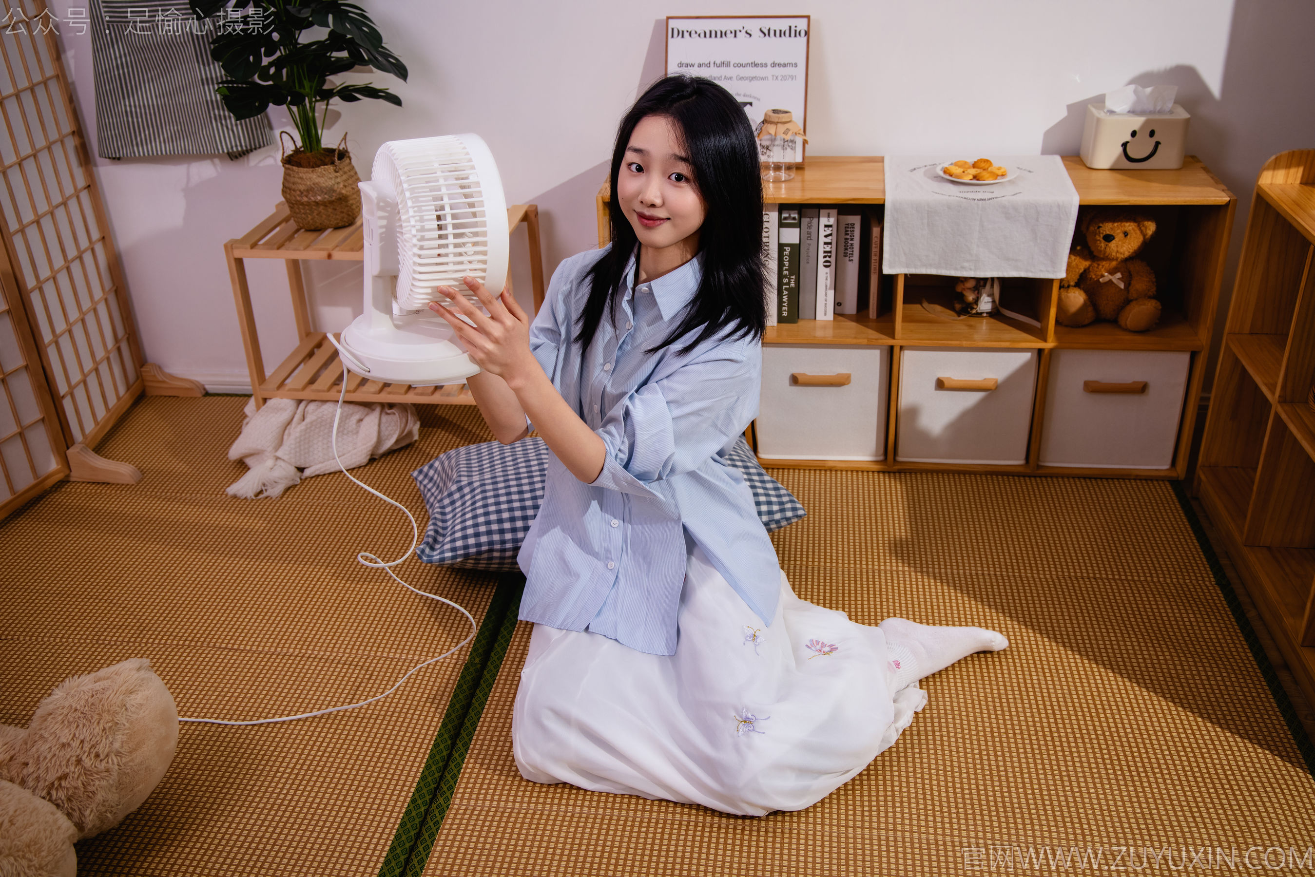 足愉心 No.023 奶芙 （搭配：蓝色衬衫、白色长裙、帆布鞋、白色棉袜、裸足）/(111P)