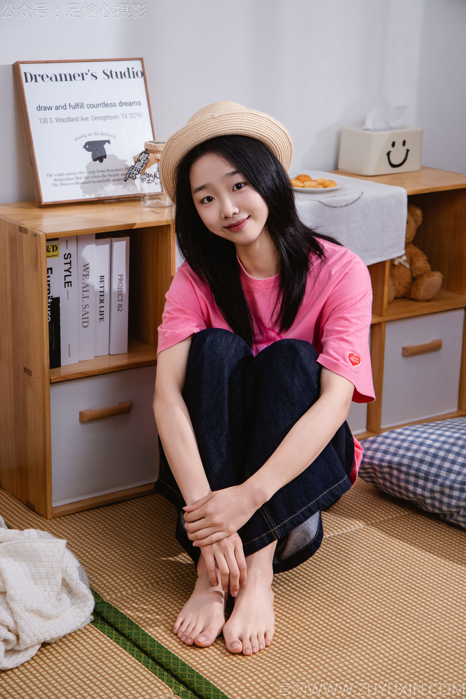 足愉心 No.018 奶芙 （搭配：粉色T恤、牛仔长裤、运动鞋、白色棉袜、裸足）/(110P)