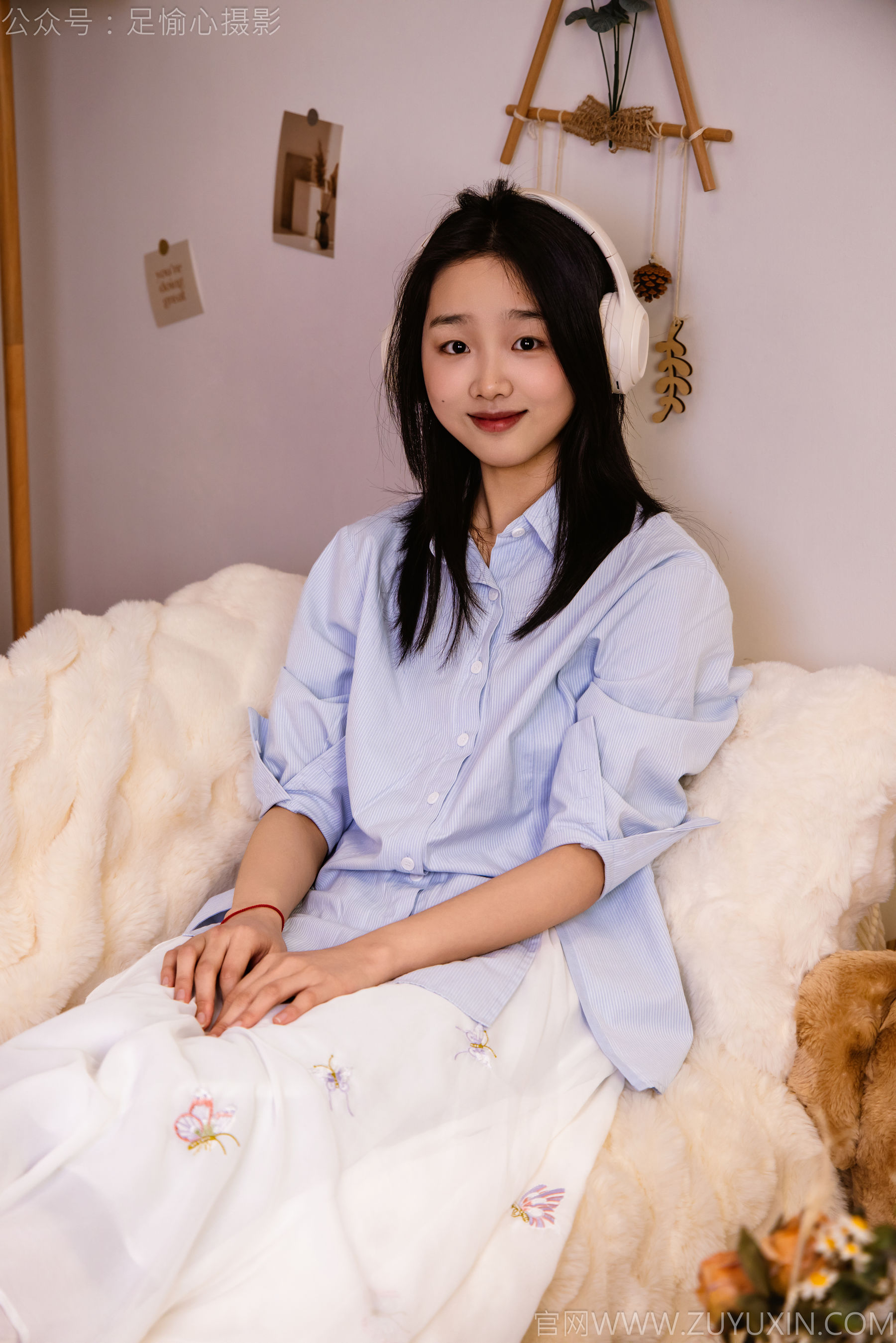 足愉心 No.023 奶芙 （搭配：蓝色衬衫、白色长裙、帆布鞋、白色棉袜、裸足）/(111P)