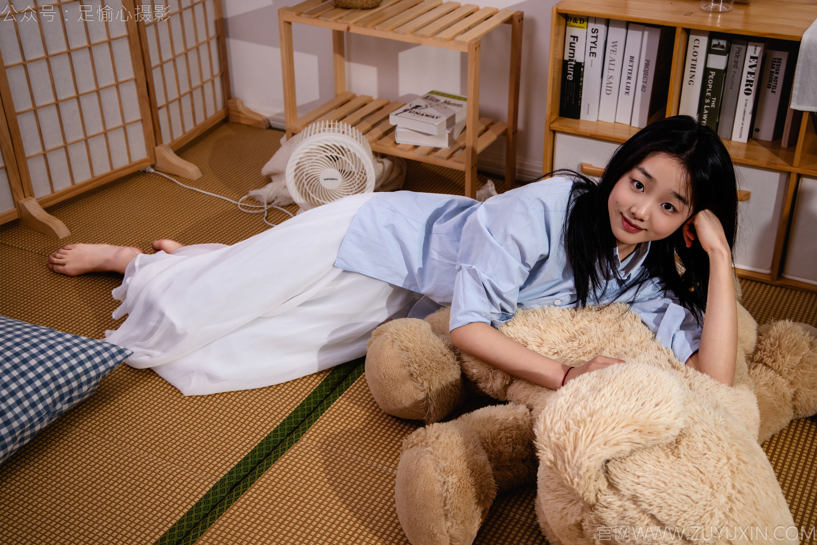 足愉心 No.023 奶芙 （搭配：蓝色衬衫、白色长裙、帆布鞋、白色棉袜、裸足）/(111P)