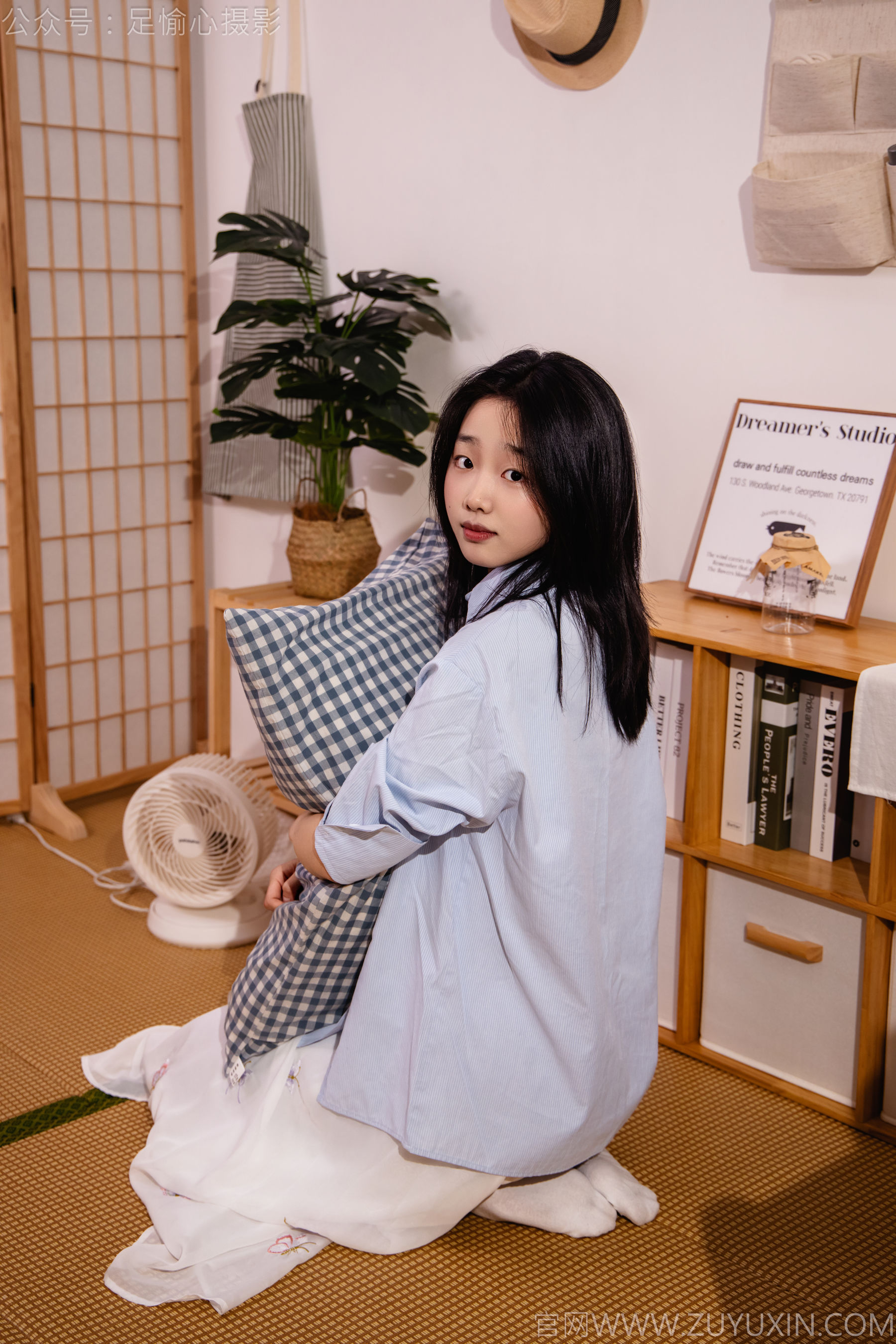 足愉心 No.023 奶芙 （搭配：蓝色衬衫、白色长裙、帆布鞋、白色棉袜、裸足）/(111P)