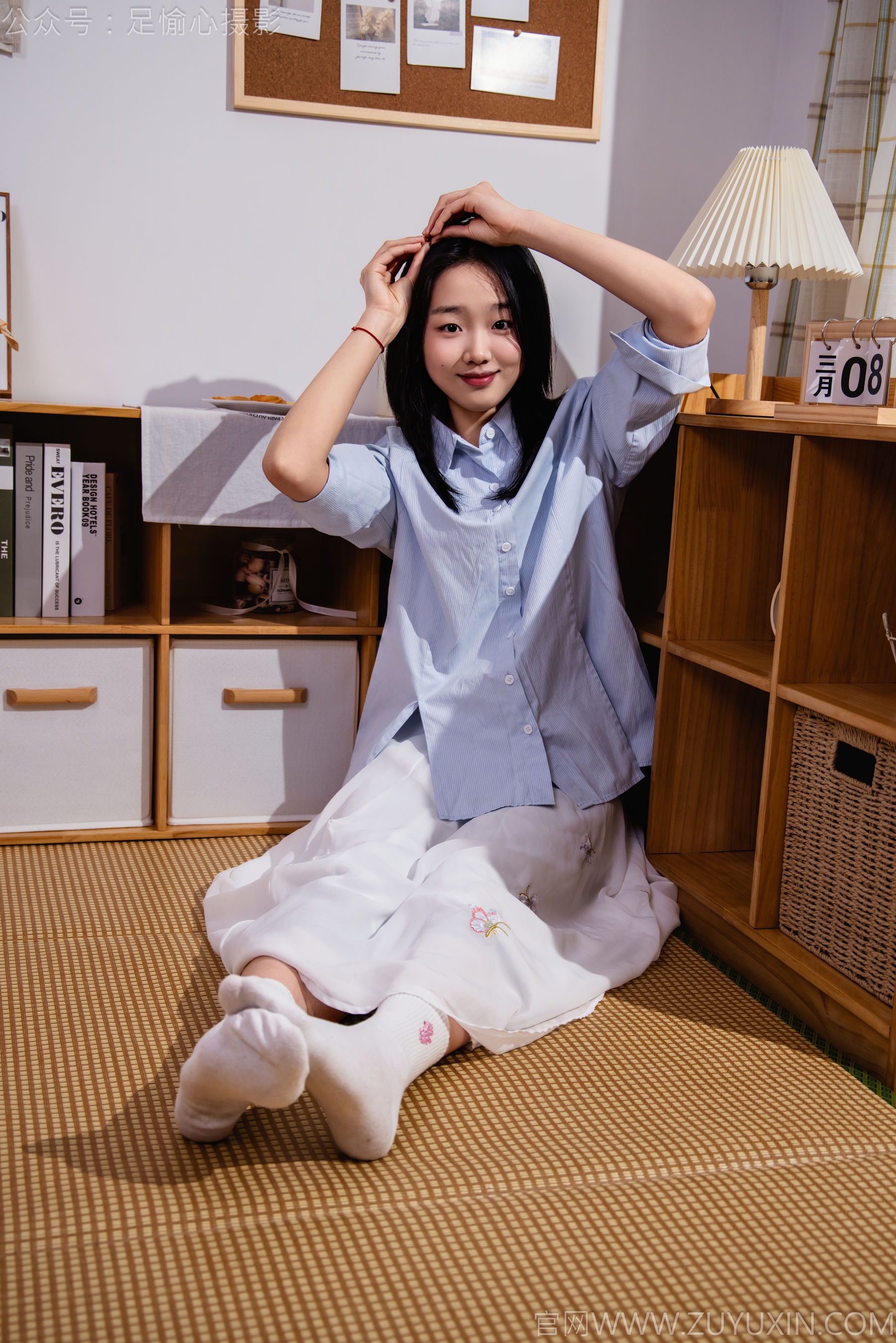 足愉心 No.023 奶芙 （搭配：蓝色衬衫、白色长裙、帆布鞋、白色棉袜、裸足）/(111P)