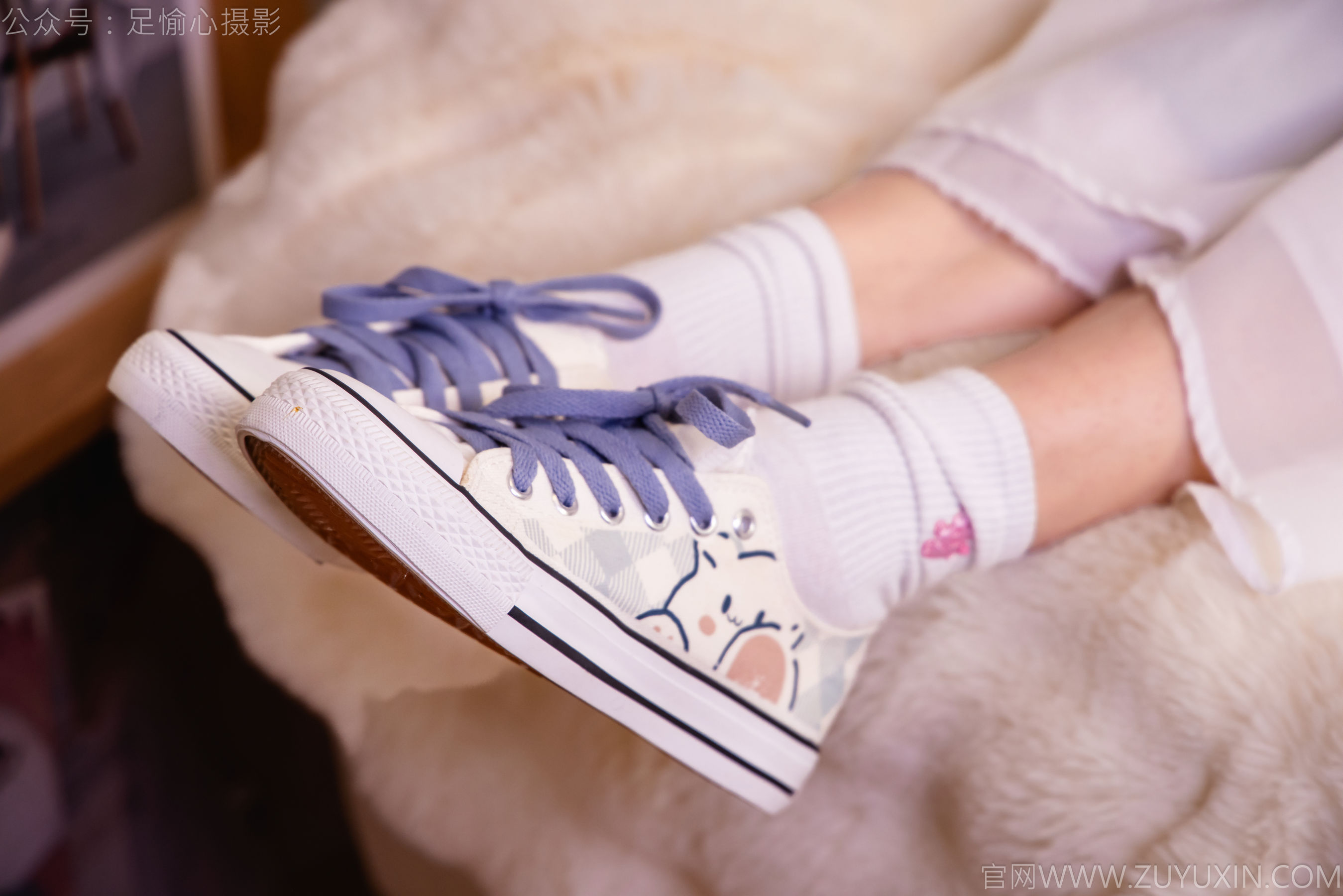 足愉心 No.023 奶芙 （搭配：蓝色衬衫、白色长裙、帆布鞋、白色棉袜、裸足）/(111P)