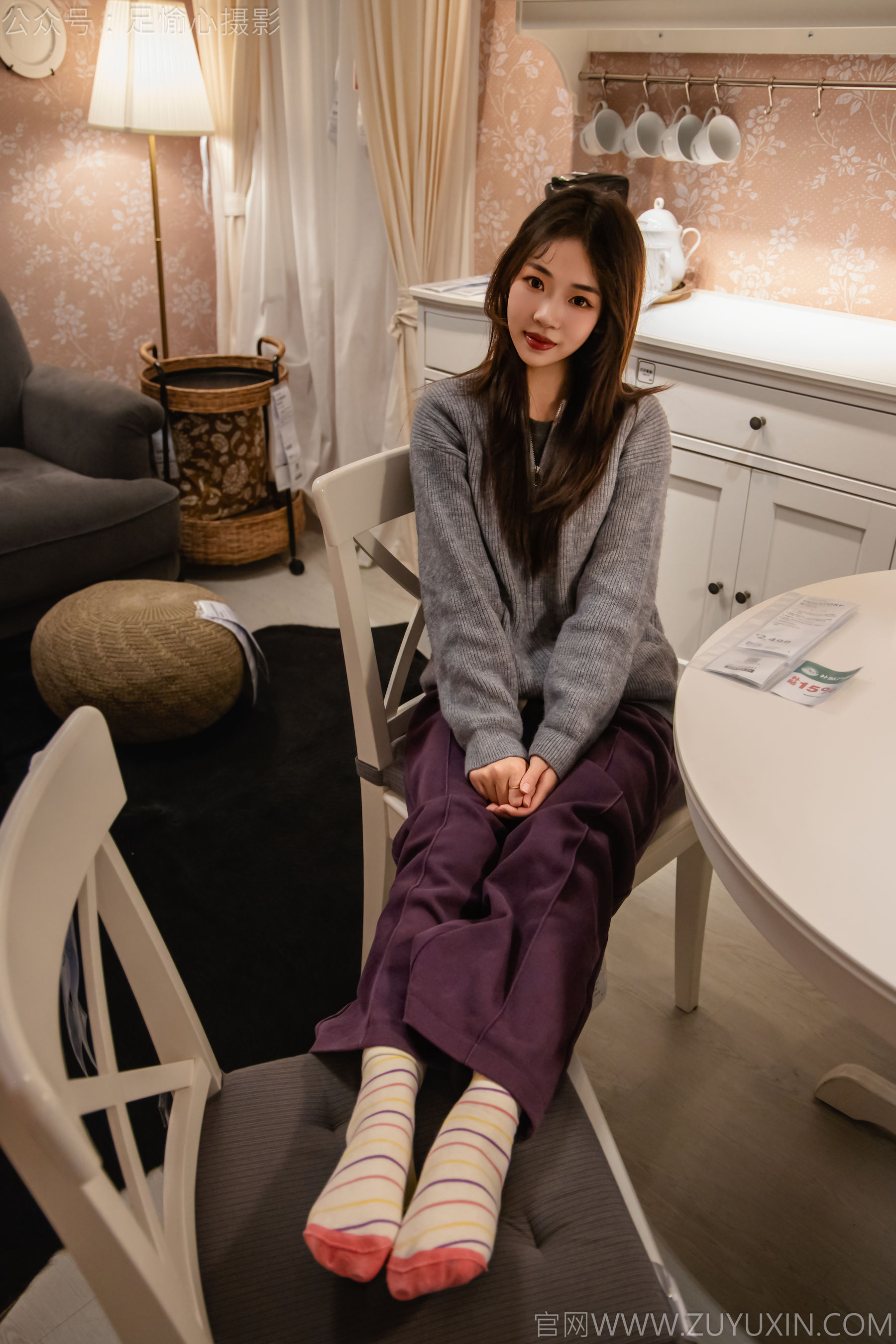 足愉心 No.016 软软 （搭配：灰色线套、紫色长裤、帆布鞋、卡通棉袜、裸足）/(110P)