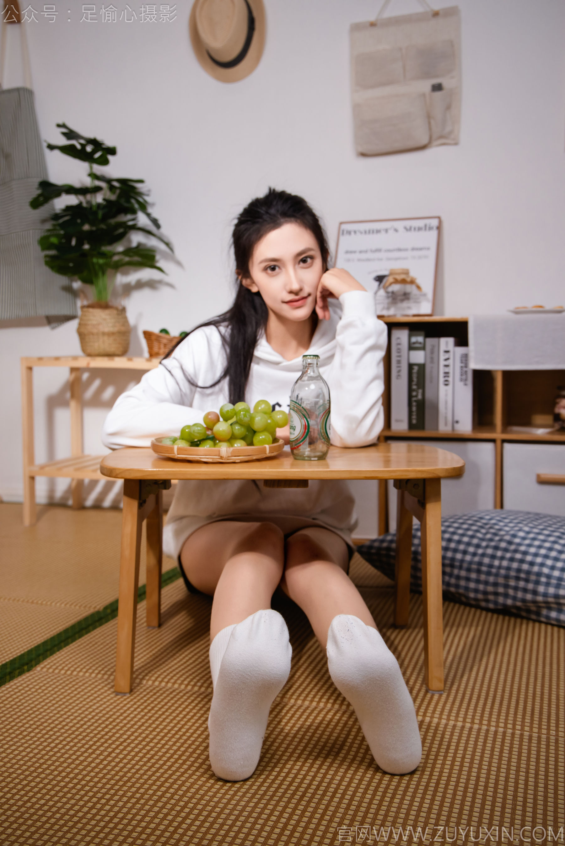 足愉心 No.022 可乐 （搭配：白色卫衣、黑色打底裤、运动鞋、肉丝色袜、白色长筒棉袜）/(110P)