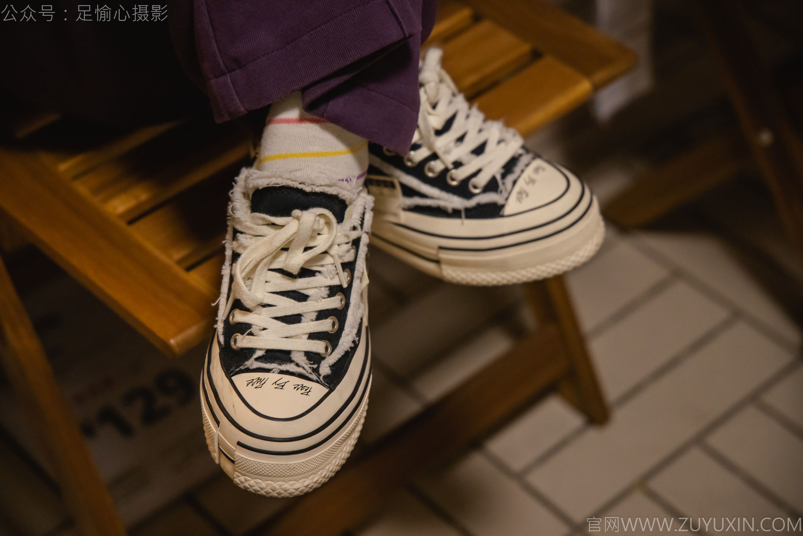 足愉心 No.016 软软 （搭配：灰色线套、紫色长裤、帆布鞋、卡通棉袜、裸足）/(110P)