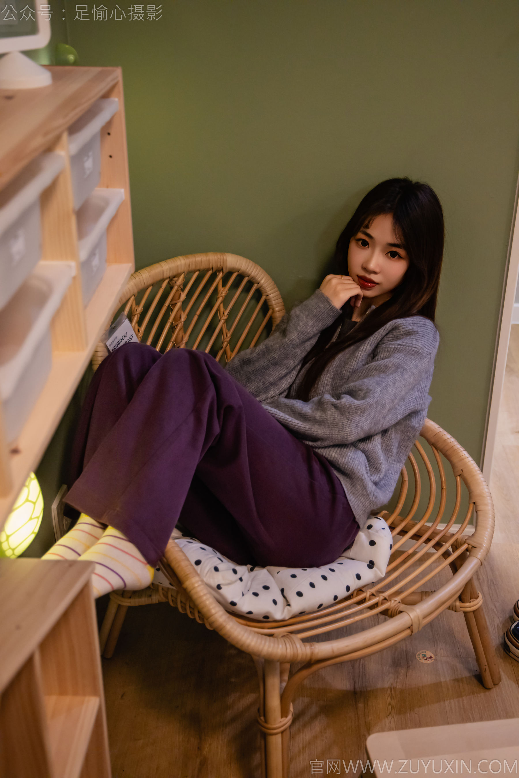 足愉心 No.016 软软 （搭配：灰色线套、紫色长裤、帆布鞋、卡通棉袜、裸足）/(110P)